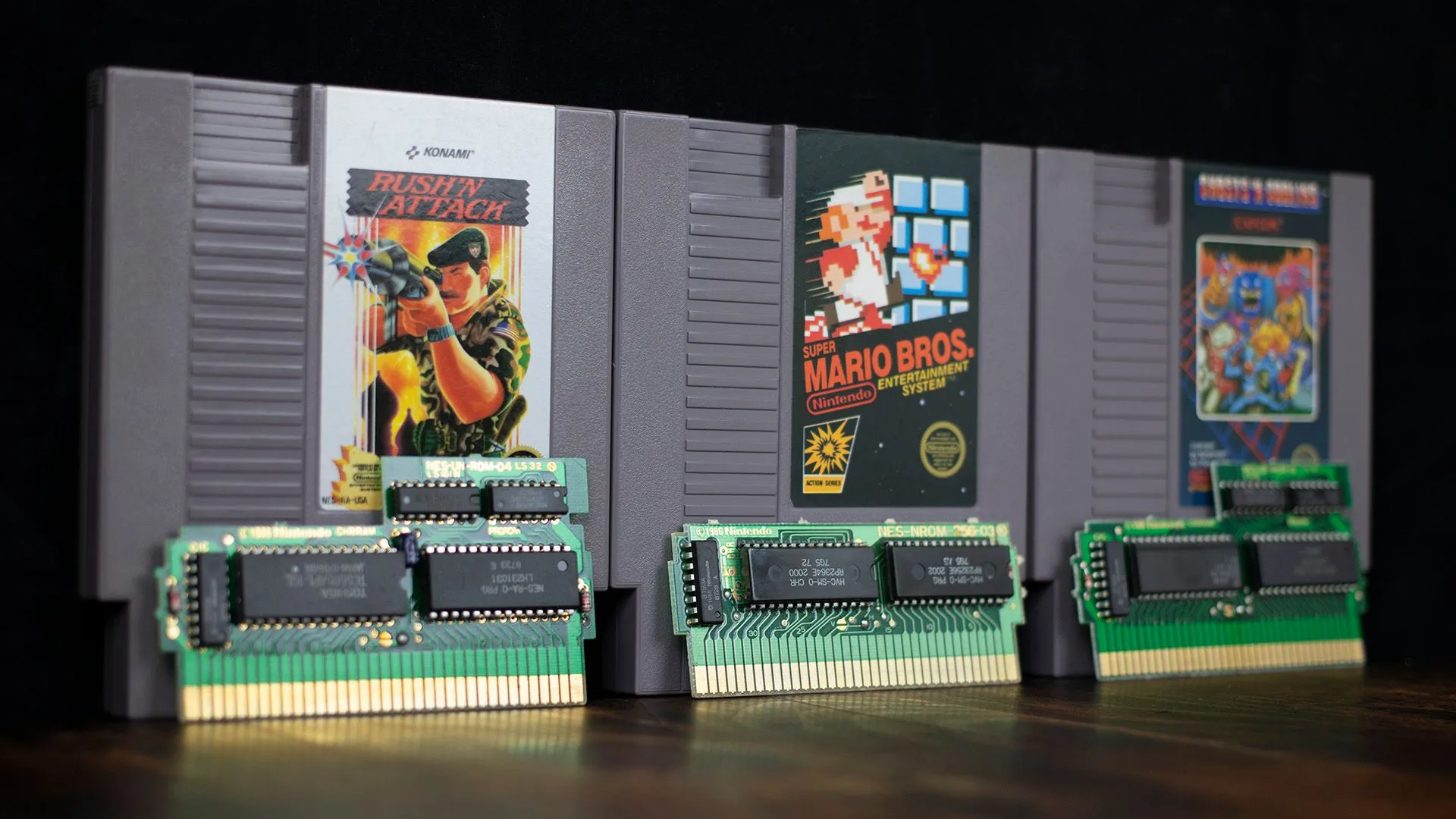 Ba băng game NES và mạch PCB bên trong, minh họa kiến trúc độc đáo của máy chơi game cổ điển Nintendo