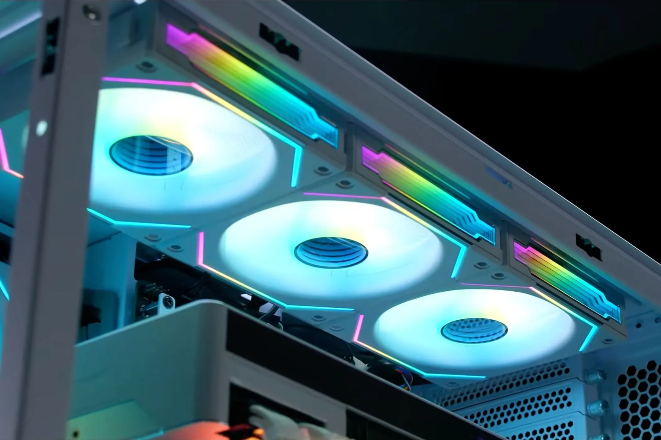 Ba quạt Lian Li UNI SL-INFI120 được lắp đặt trong case máy tính, minh họa việc sử dụng nhiều quạt hệ thống.