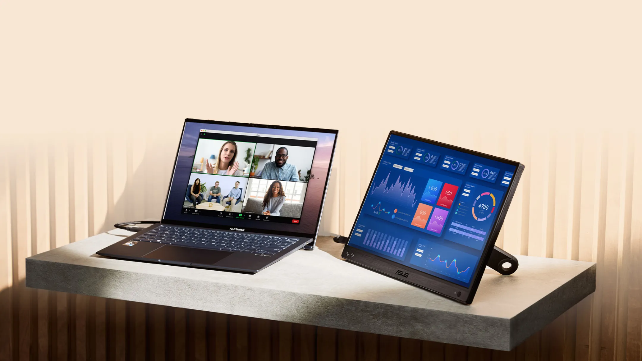 Bàn làm việc với laptop và màn hình di động tăng cường năng suất
