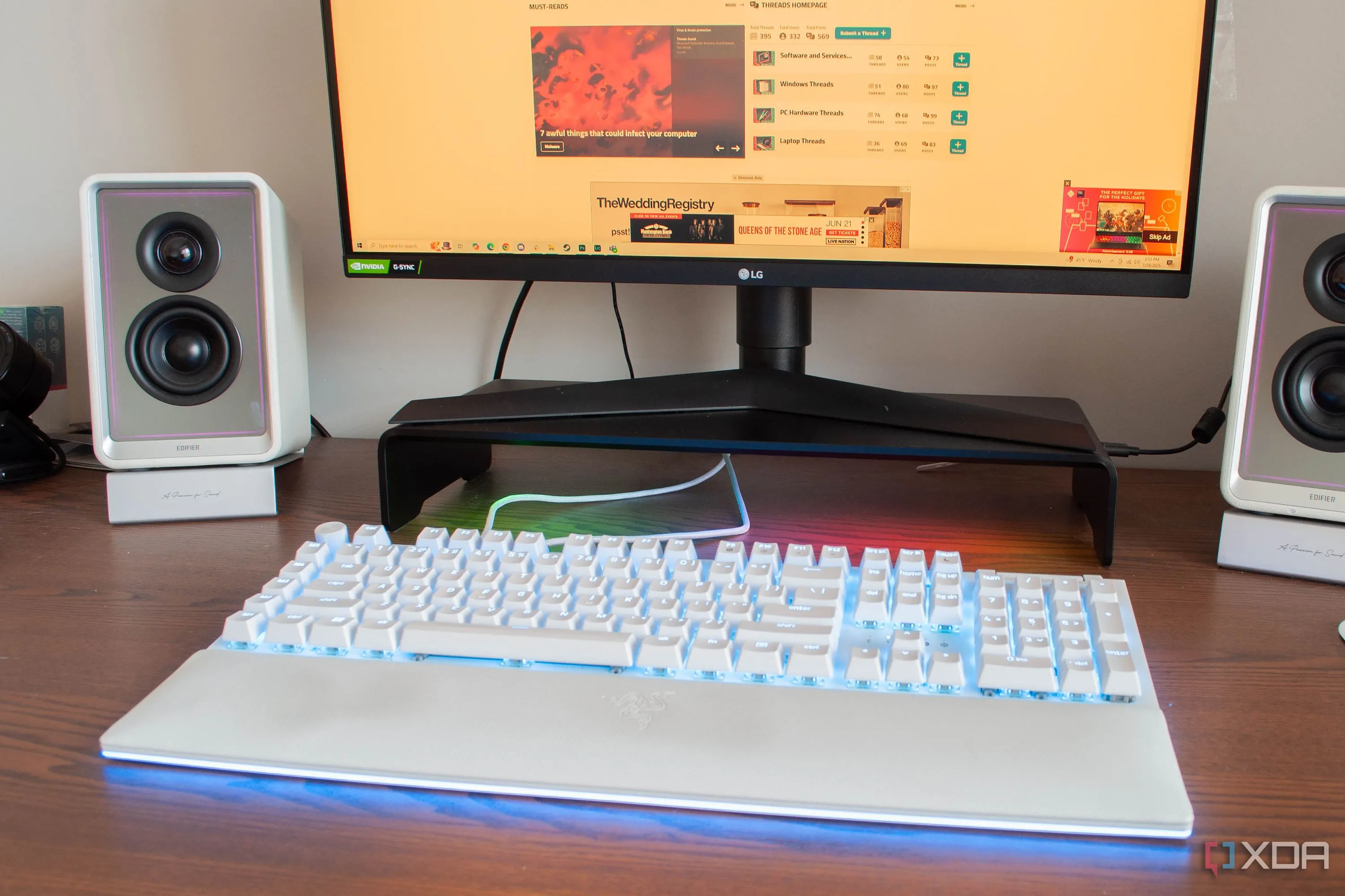 Bàn làm việc với phụ kiện công nghệ Razer Chroma và màn hình lớn