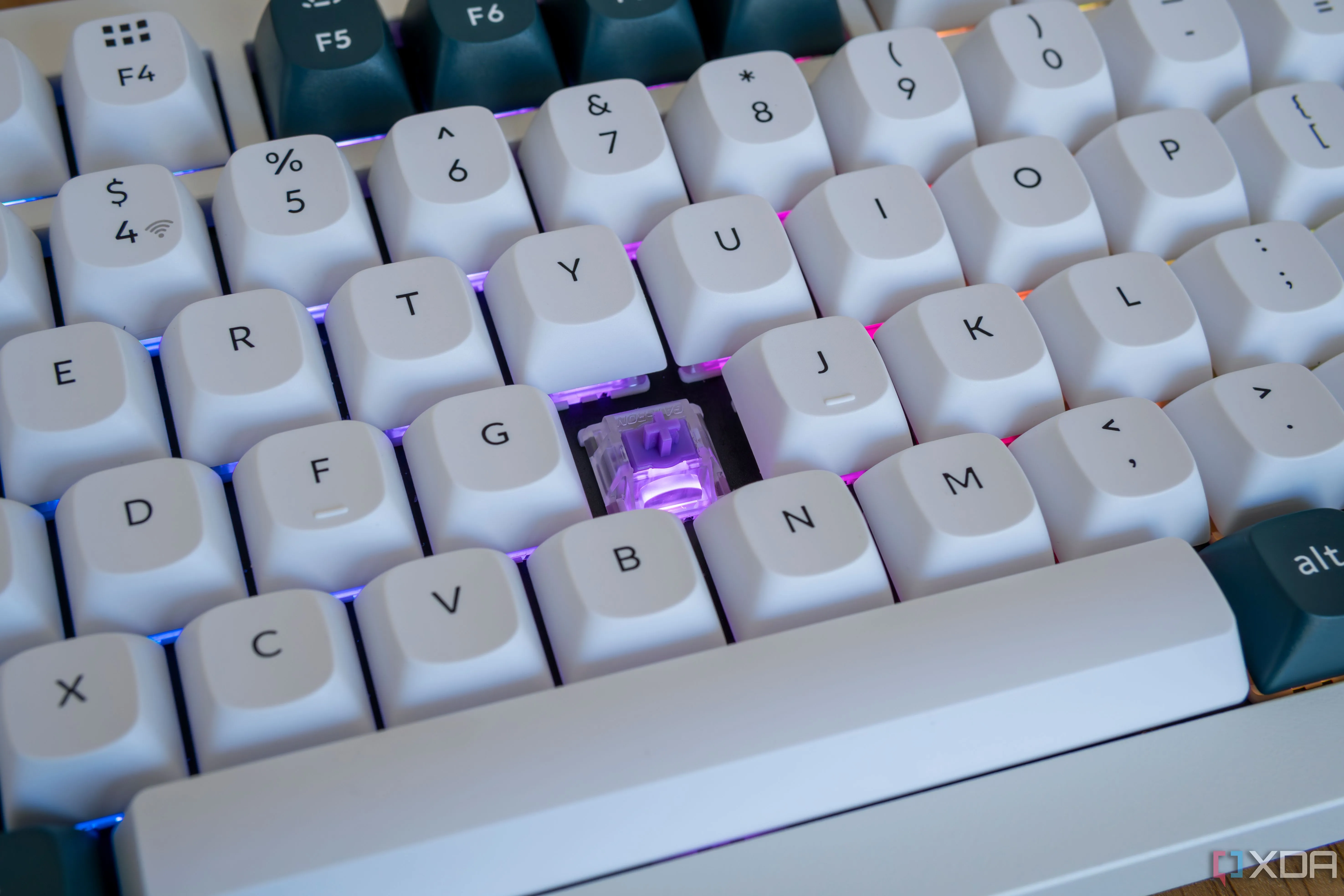 Bàn phím cơ Keychron Q1 HE với switch lộ rõ và ánh đèn màu tím, minh họa cho những nâng cấp trải nghiệm PC thực sự ý nghĩa