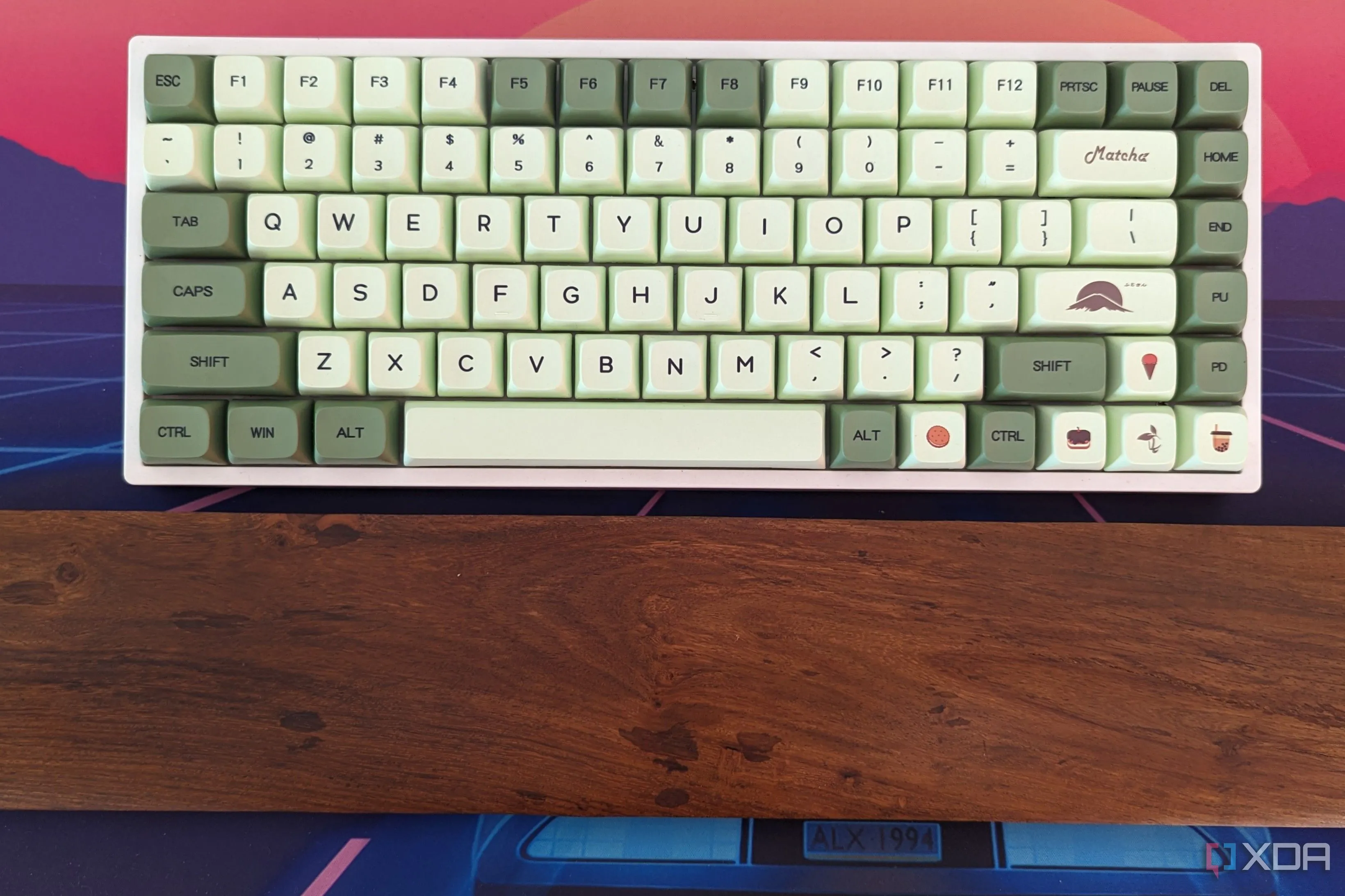 Bàn phím cơ RK84 với keycaps tùy chỉnh, minh họa kê tay cho bàn phím