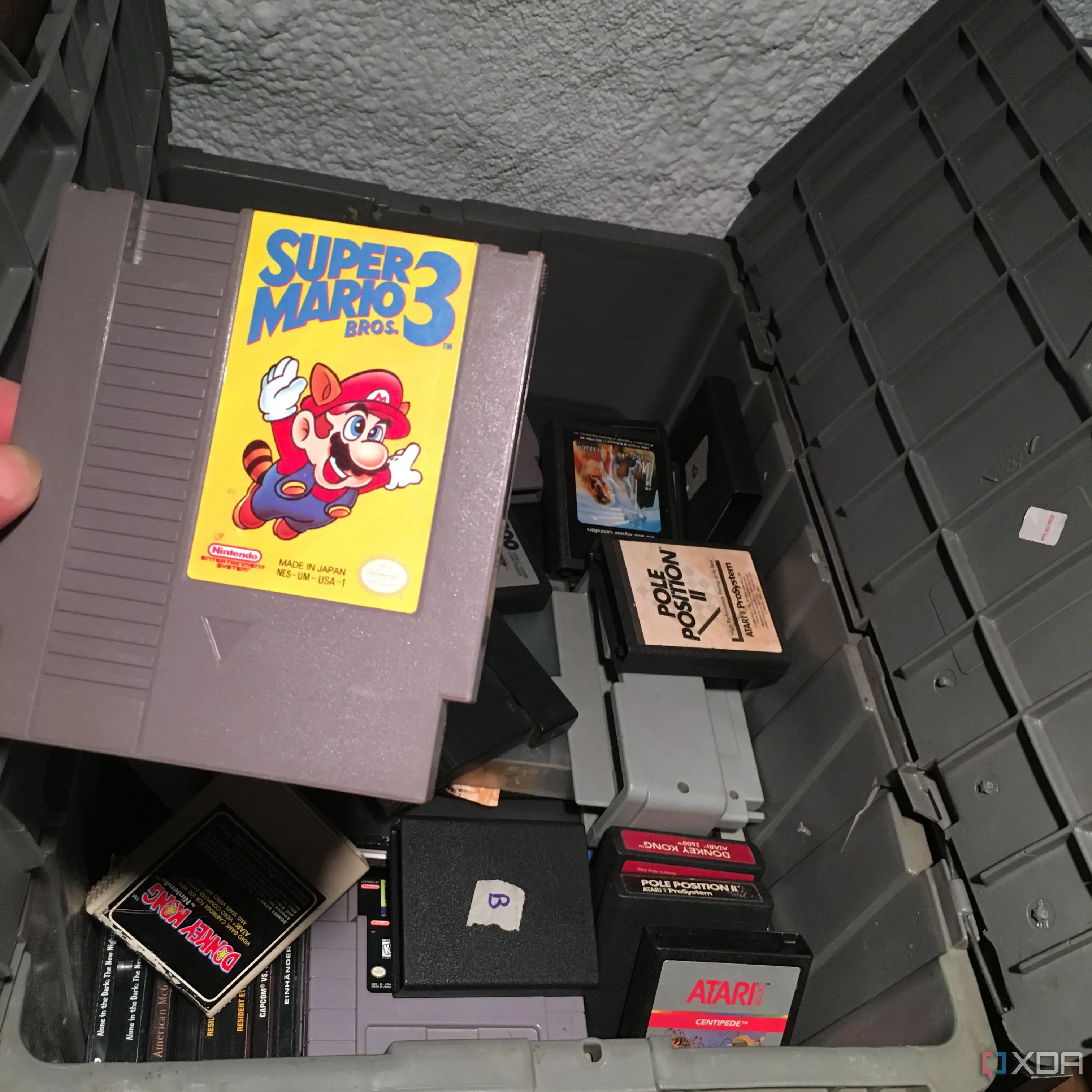 Băng game Super Mario Bros 3 trên NES được lấy ra từ hộp game cũ, gợi nhớ về ký ức và giá trị lịch sử game