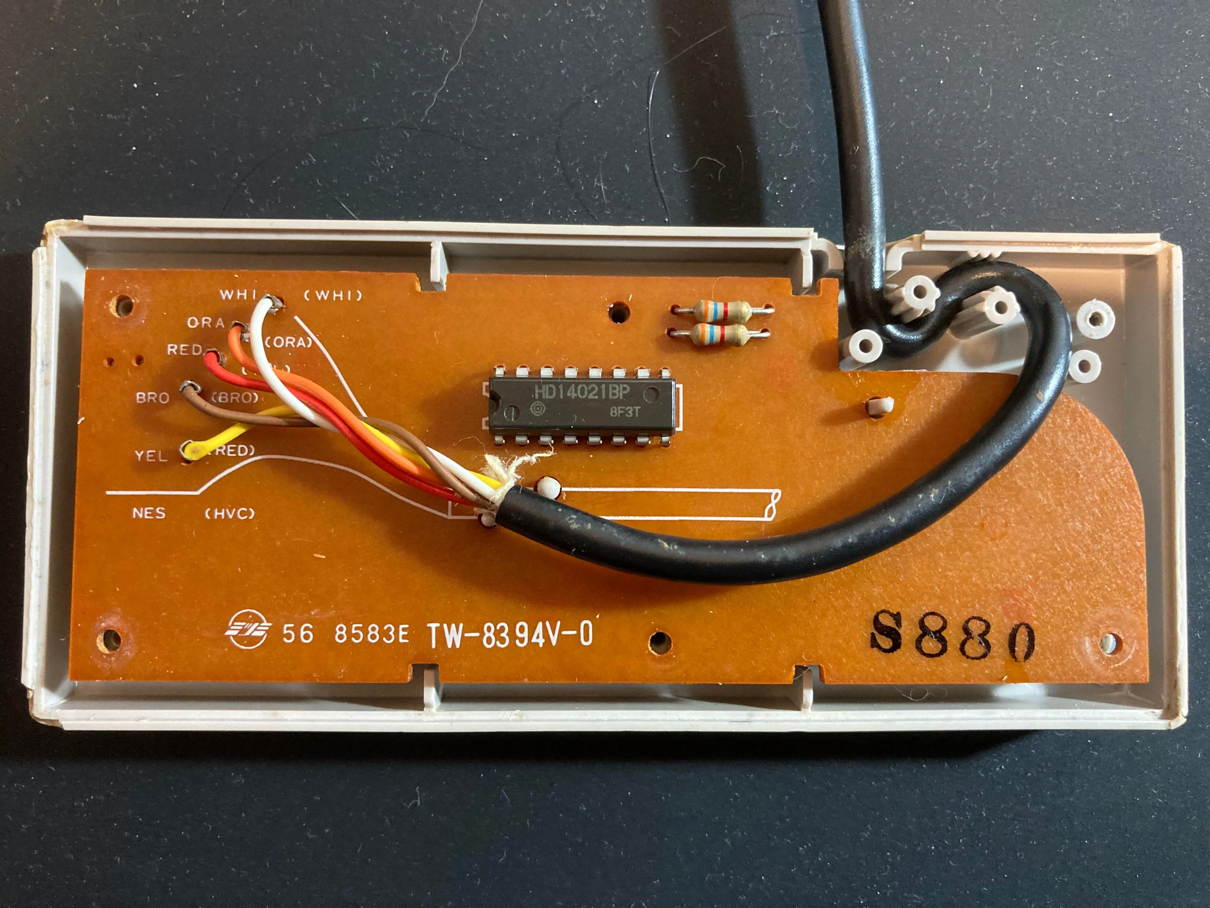 Bảng mạch in (PCB) phía sau của tay cầm NES, cho thấy sự đơn giản và hiệu quả trong bố cục các đường mạch đồng