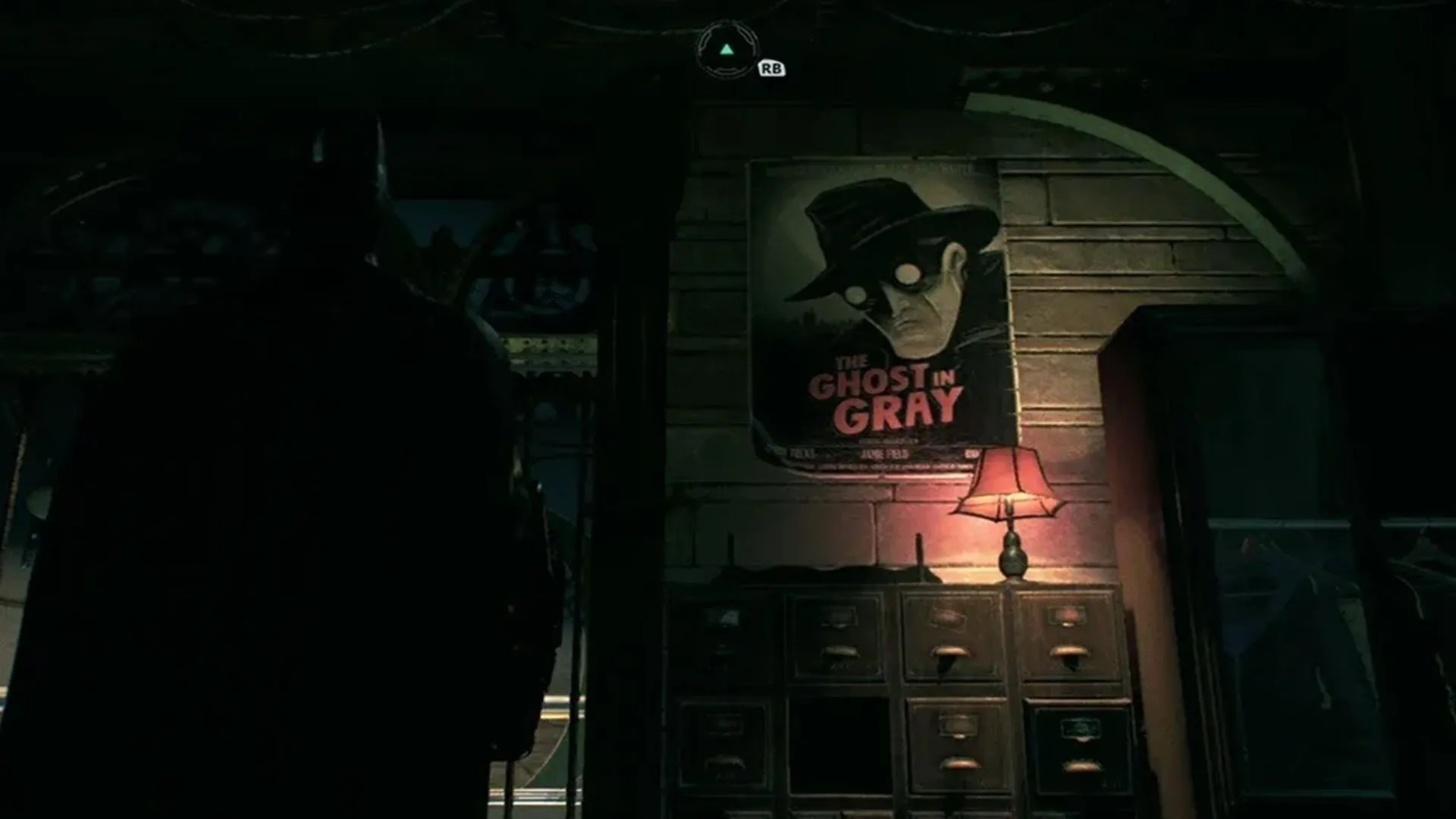 Batman đứng trên mái nhà cao tầng của Gotham, quan sát thành phố trong game Arkham Knight