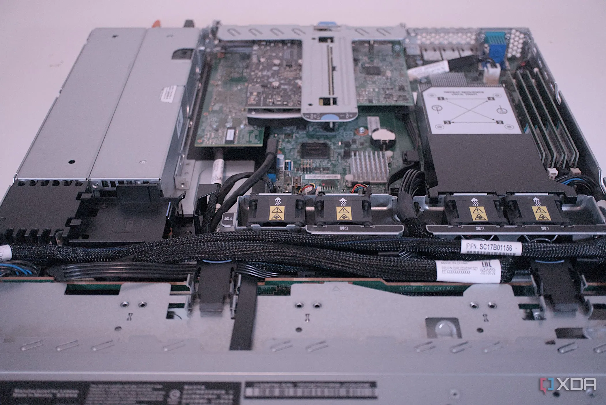 Bên trong máy chủ Lenovo ThinkServer SR250 V2, minh họa các hệ thống cần tối ưu năng lượng liên tục