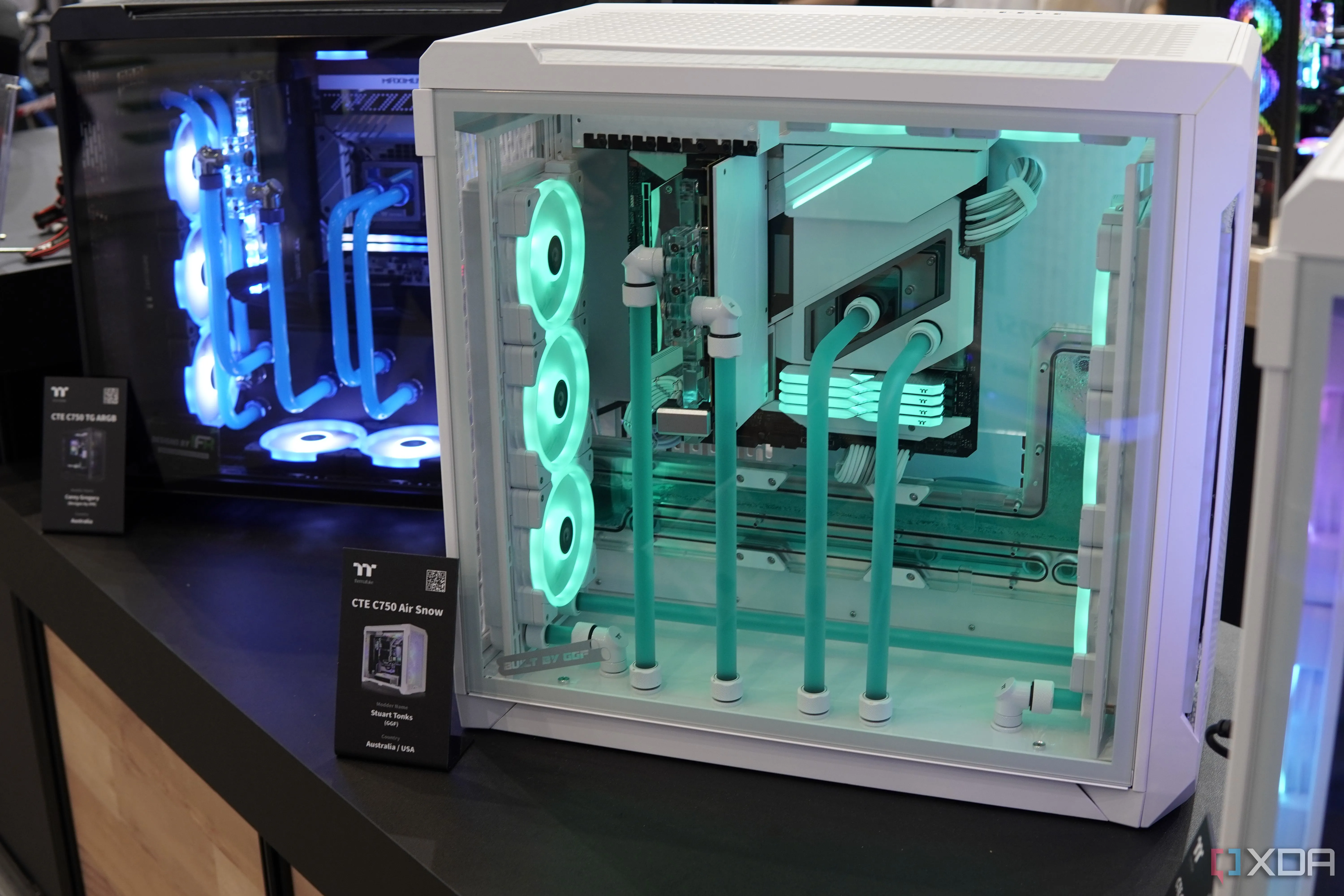 Bên trong một bộ PC tùy chỉnh với hệ thống dây cáp được quản lý gọn gàng và thẩm mỹ