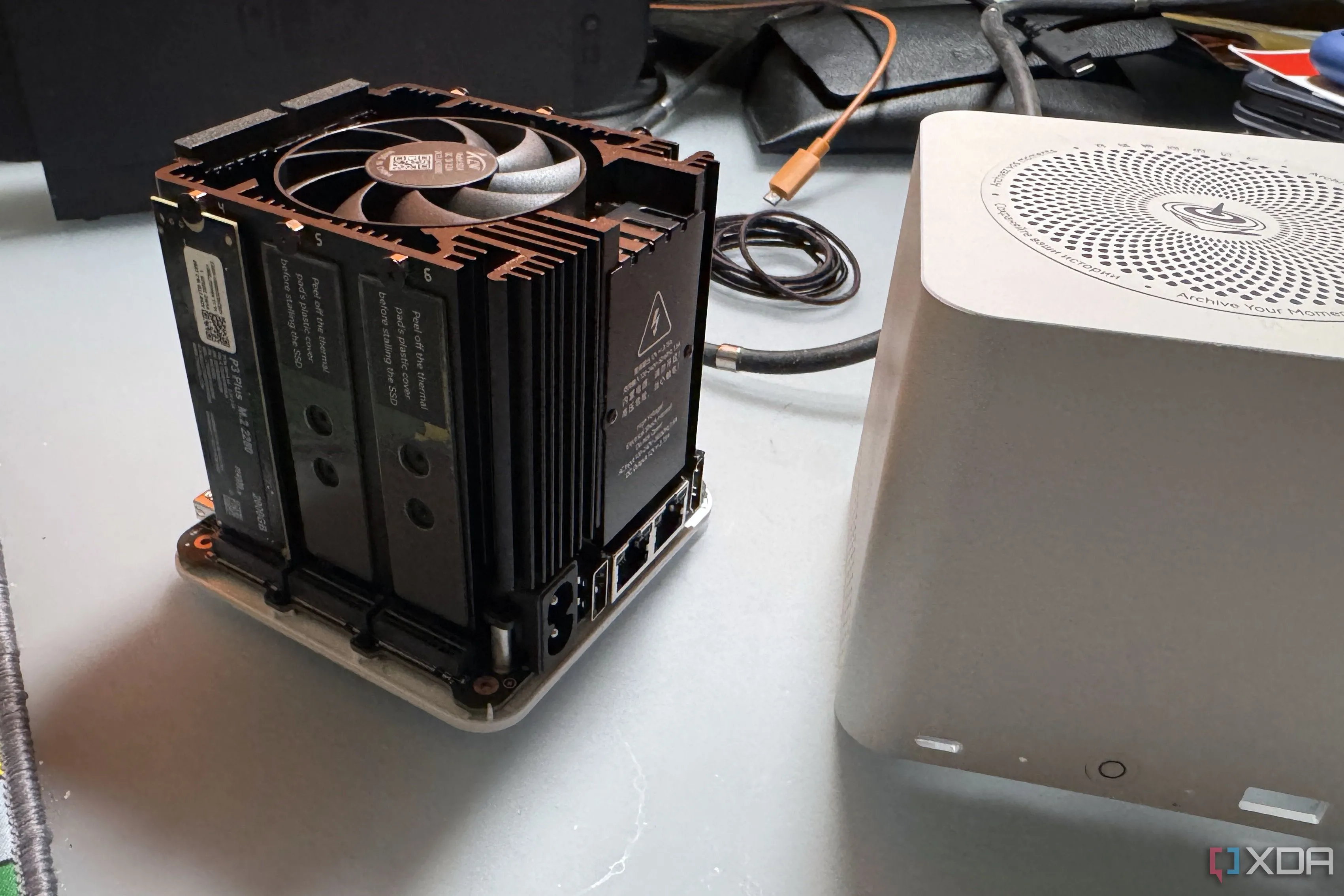 Bên trong một thiết bị mini PC hoặc NAS có thể cài đặt OPNsense làm router