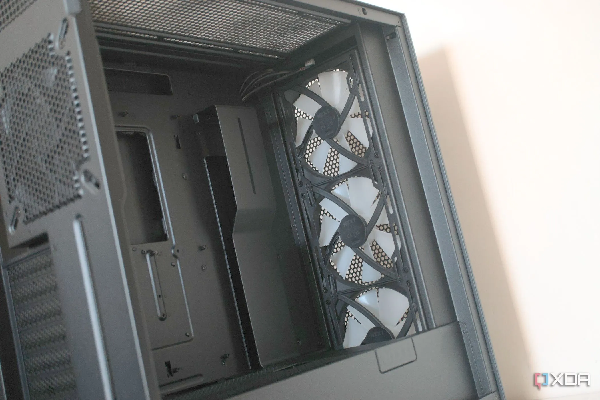 Bên trong thùng máy NZXT H7 Flow RGB với các quạt tản nhiệt PC hoạt động hiệu quả