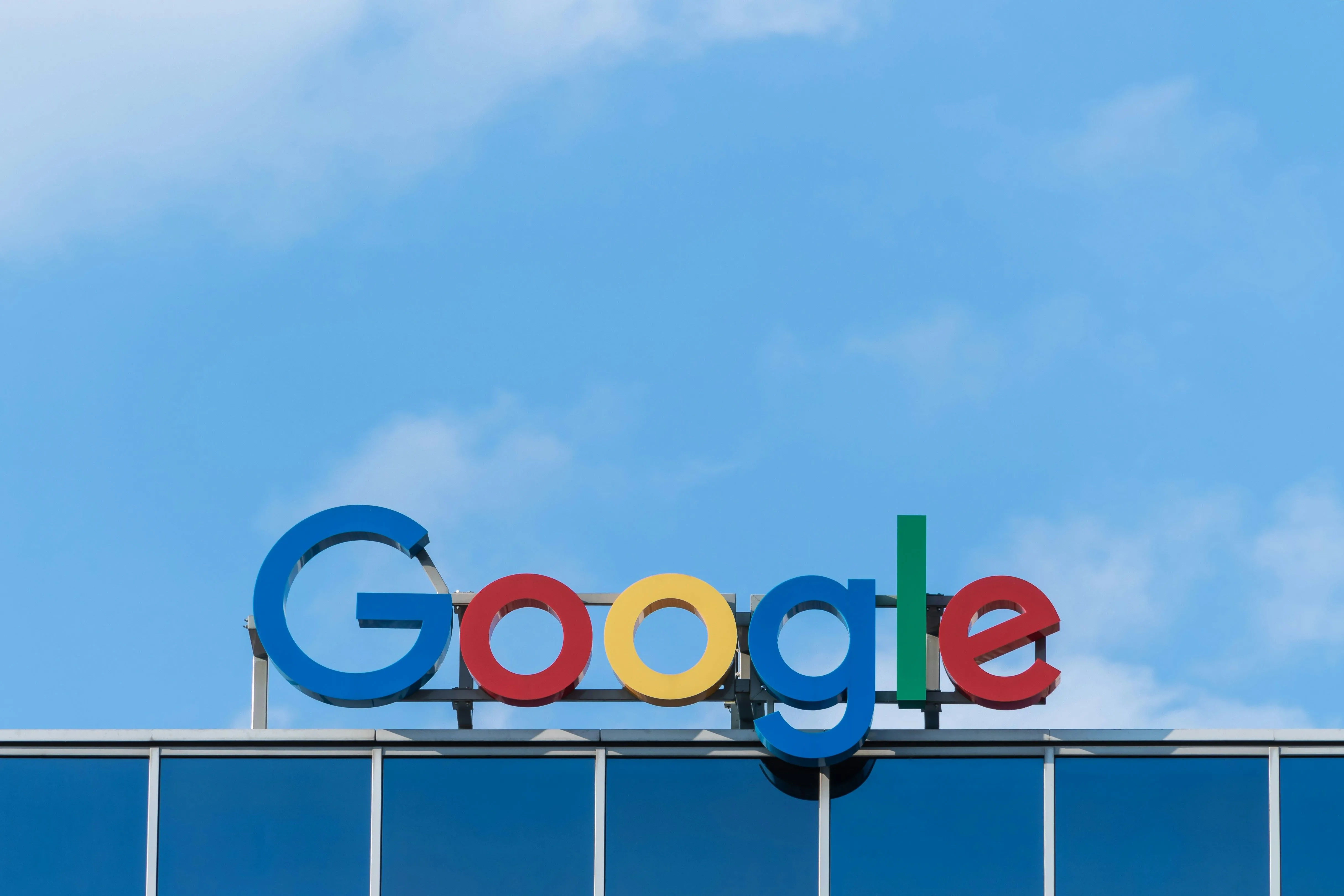 Biểu tượng Google, mục tiêu cạnh tranh của Bing.