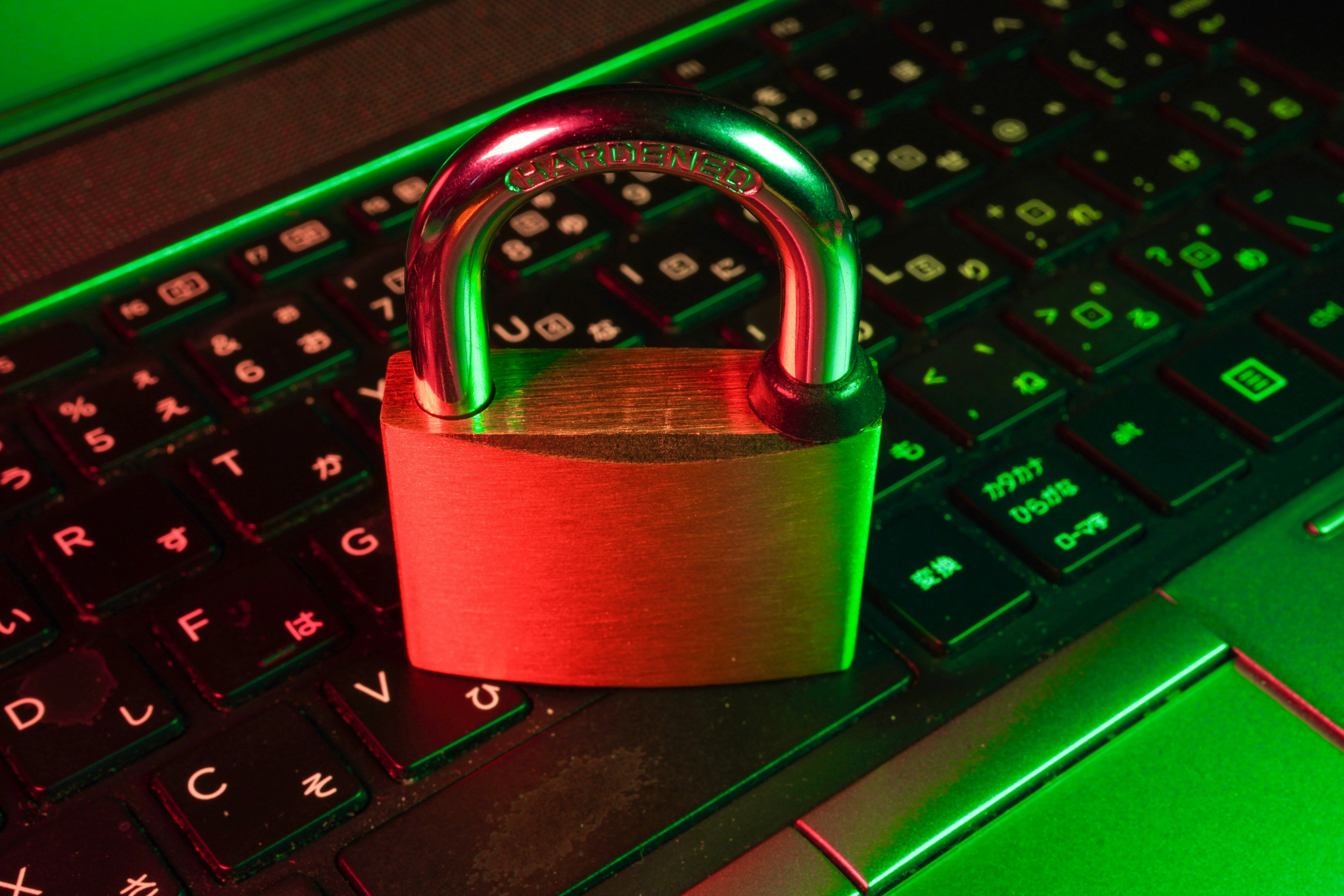 Biểu tượng ổ khóa trên bàn phím laptop, tượng trưng cho bảo mật dữ liệu trong self-hosting