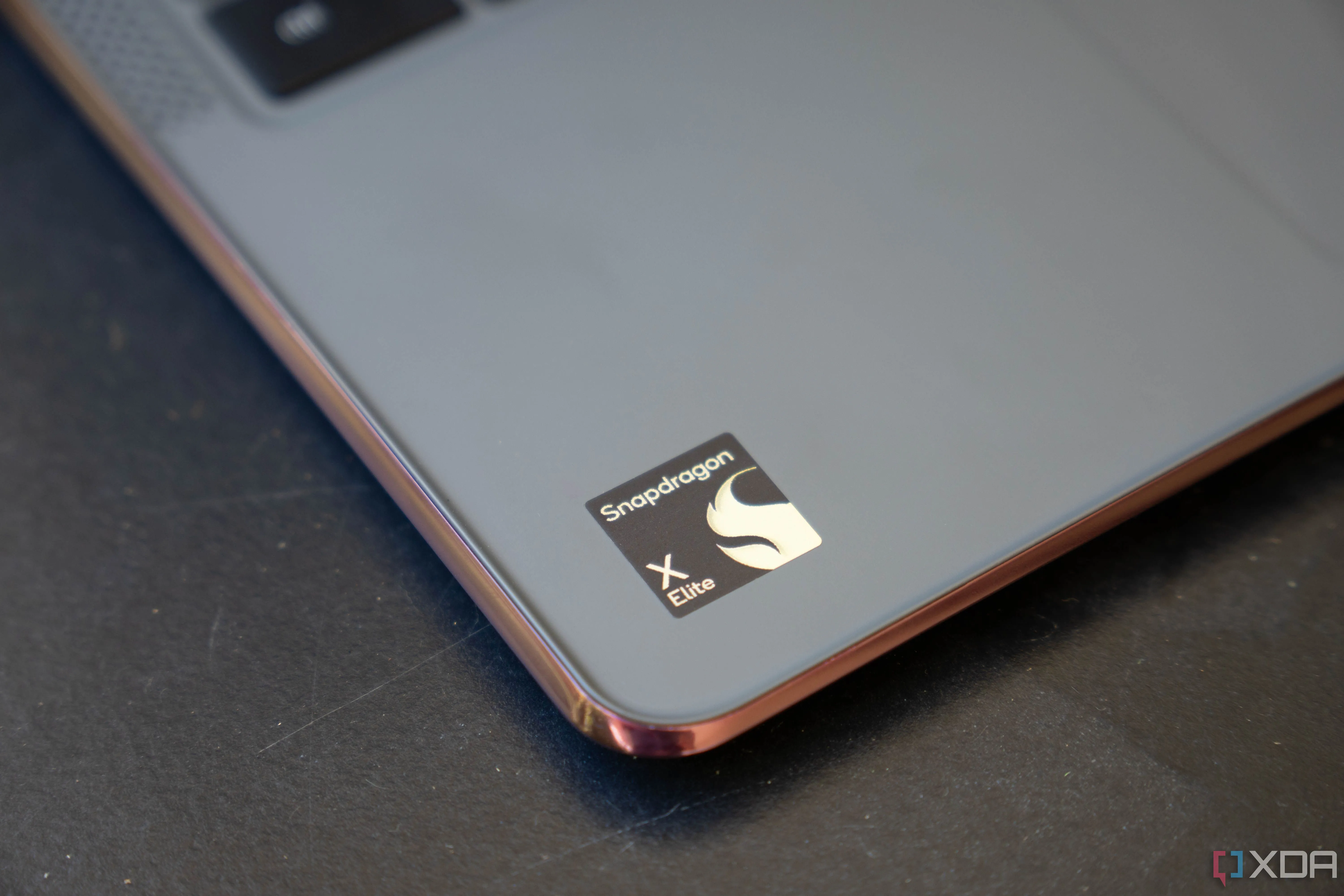 Biểu tượng Snapdragon X Elite trên laptop Copilot+ PC, đánh dấu kỷ nguyên game ARM