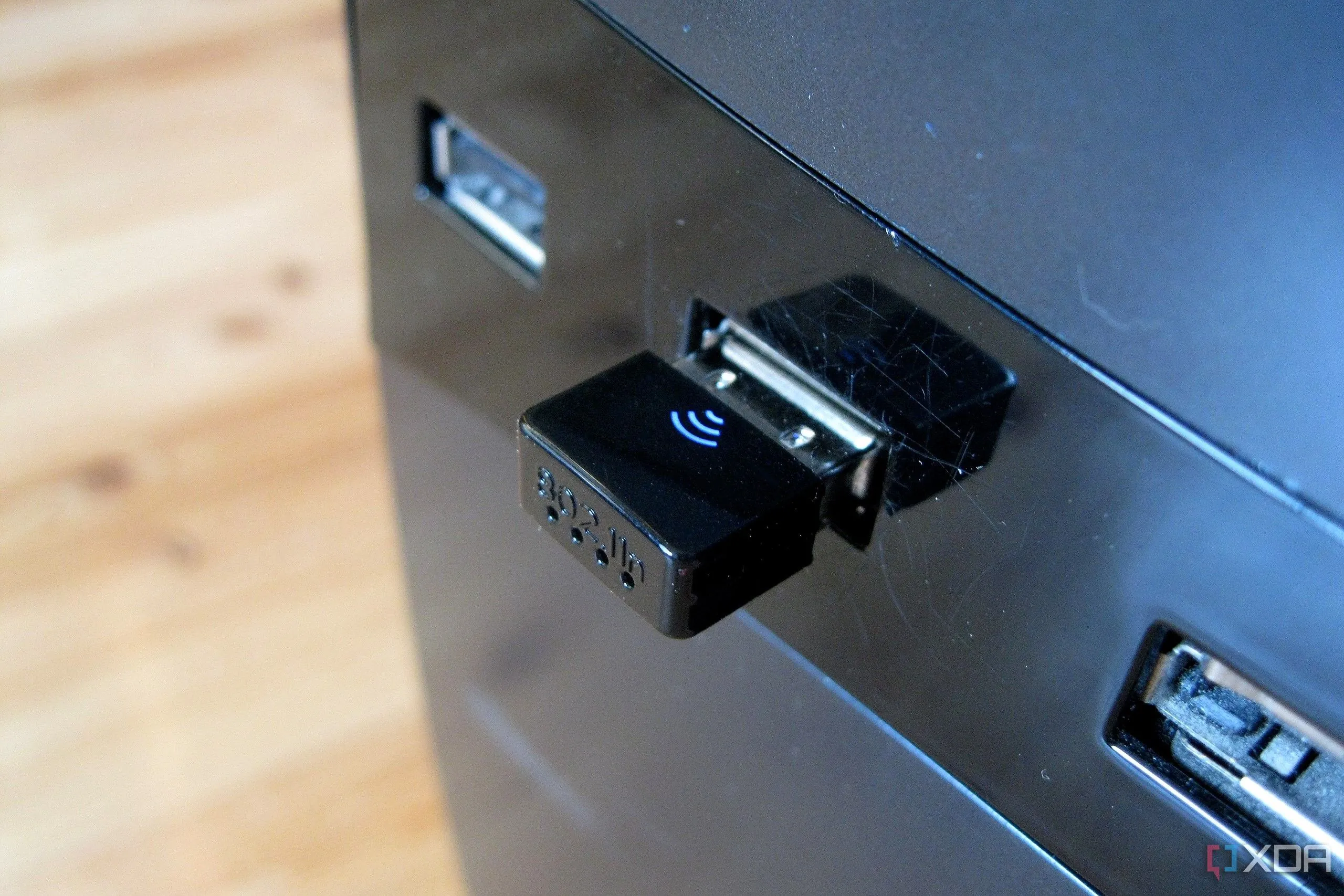 Bộ chuyển đổi USB Wi-Fi gắn vào cổng máy tính để bàn