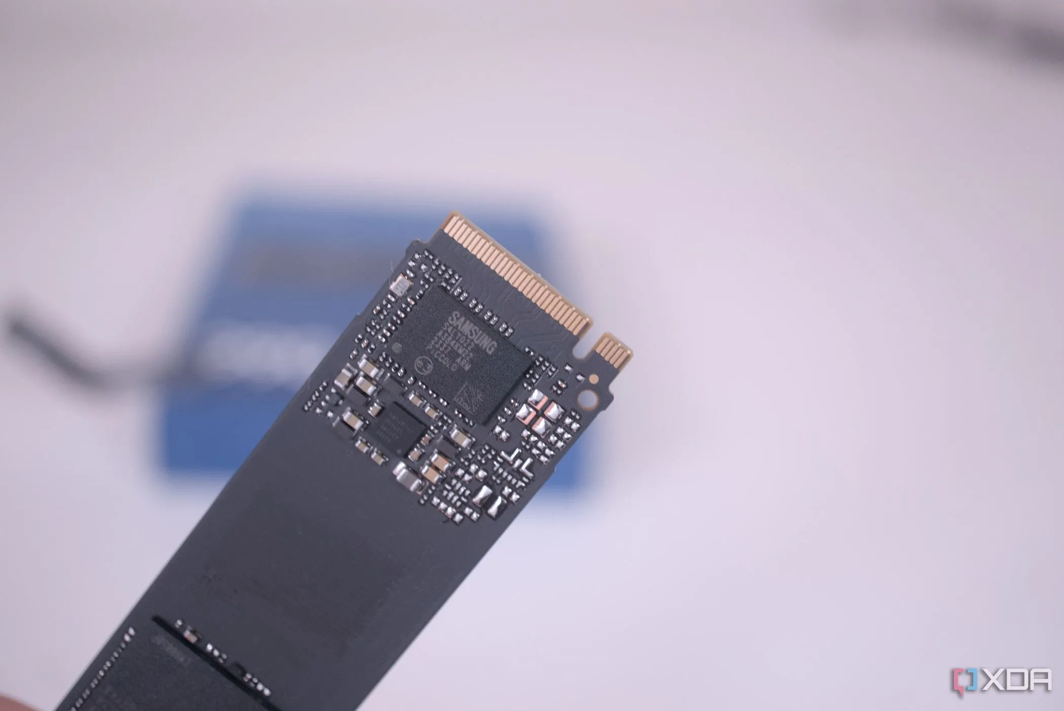 Bộ điều khiển (controller) của SSD Samsung 990 Evo nhìn cận cảnh, minh họa cấu trúc bên trong ổ cứng thể rắn.