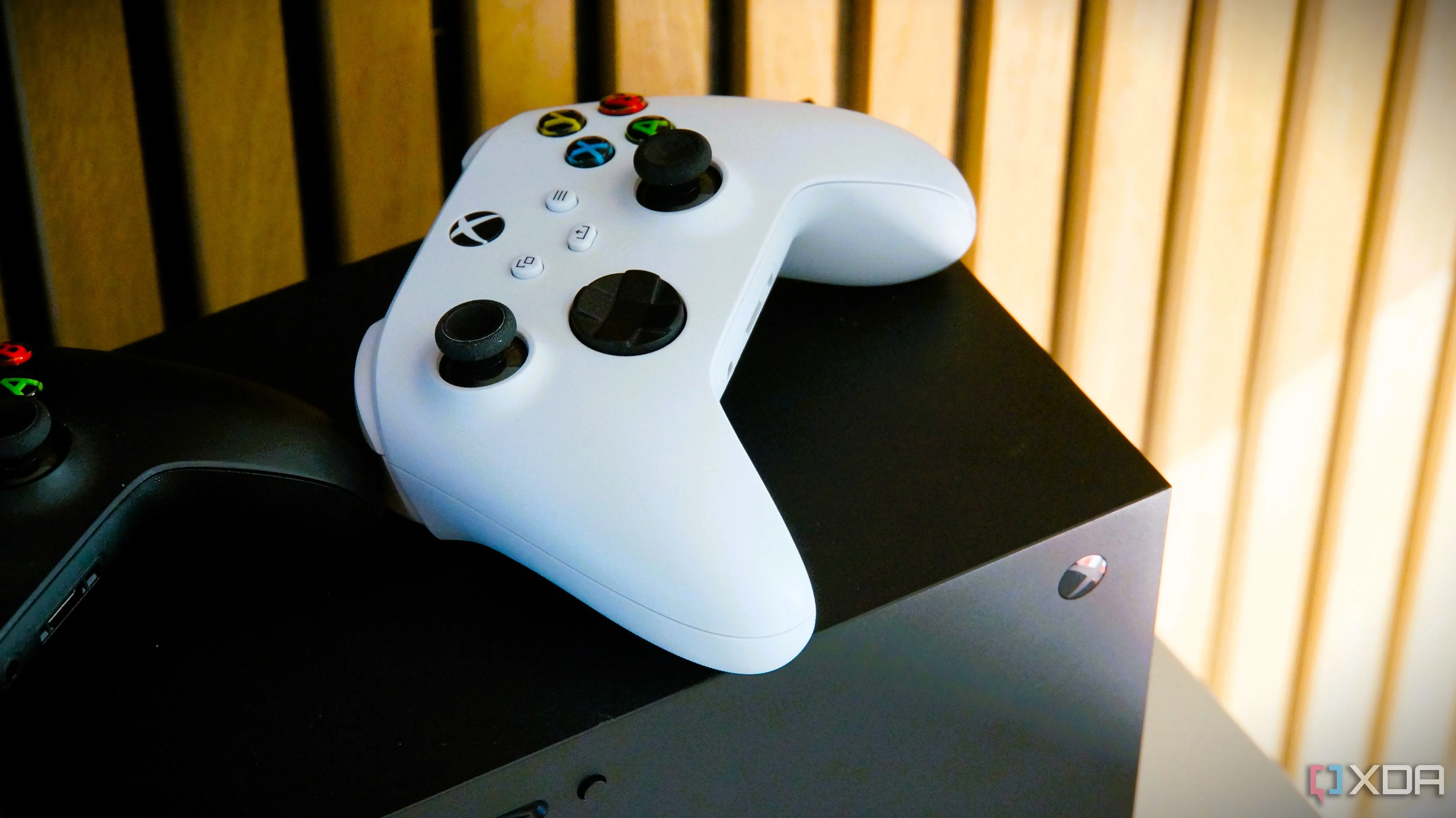 Bộ điều khiển Xbox màu trắng đặt trên đầu máy Xbox Series X, thể hiện sự phát triển mạnh mẽ của console cạnh tranh với PC gaming