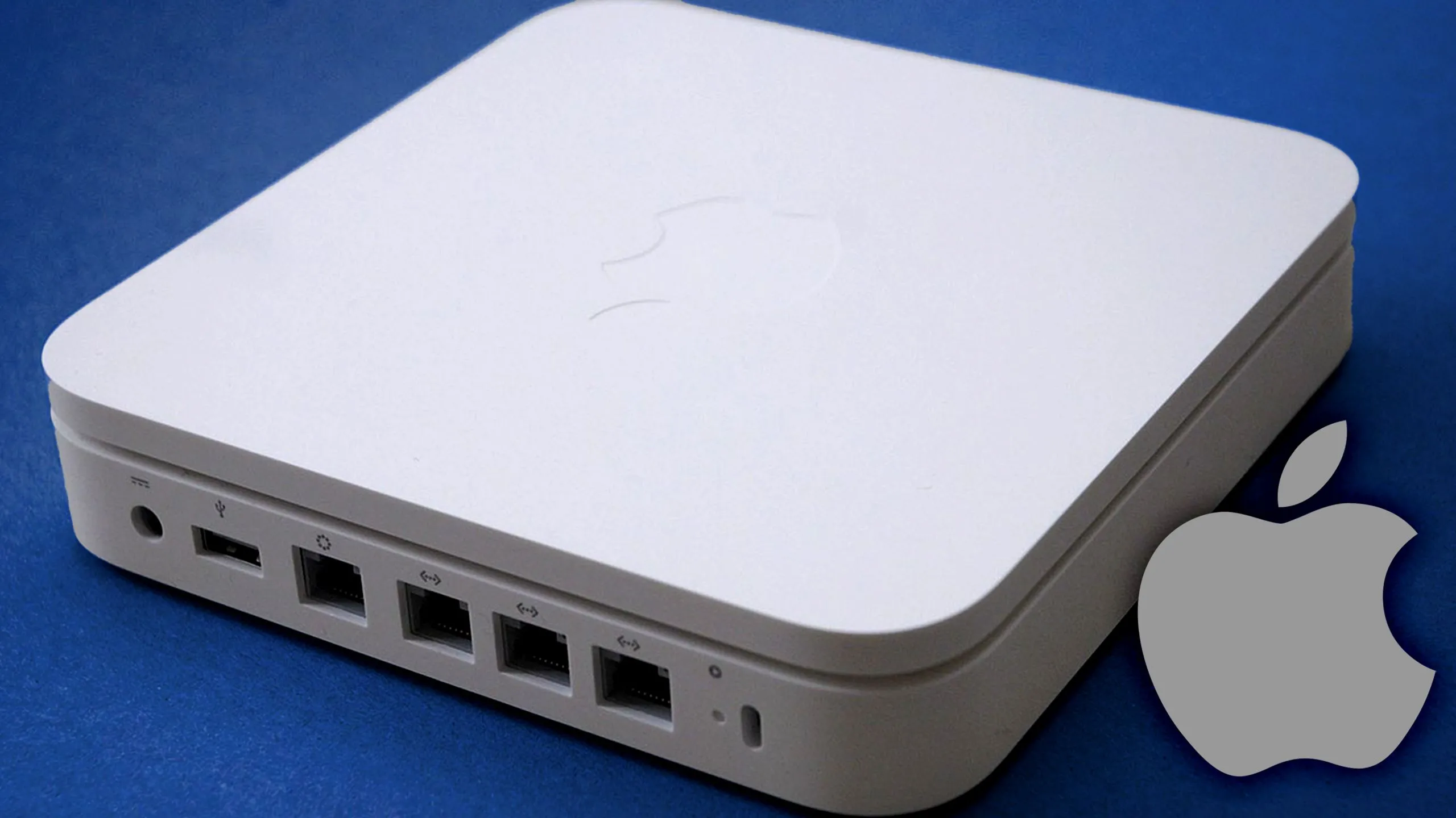 Bộ định tuyến Apple Airport trên nền xanh, minh họa cho việc các thiết bị Apple thường sử dụng NAT-PMP.