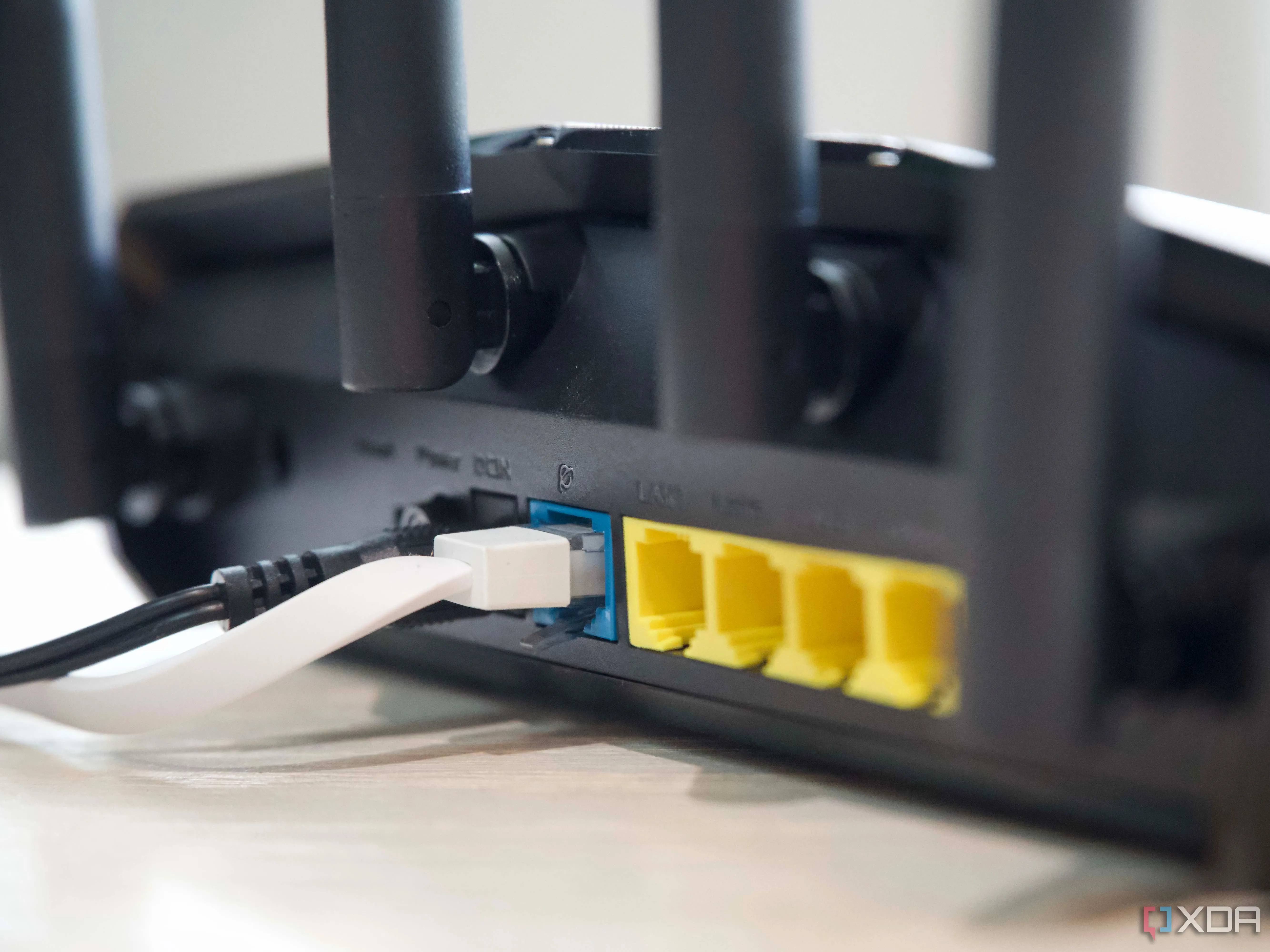 Bộ định tuyến Asus RT-AX7300 cho các dự án mạng DIY tại nhà