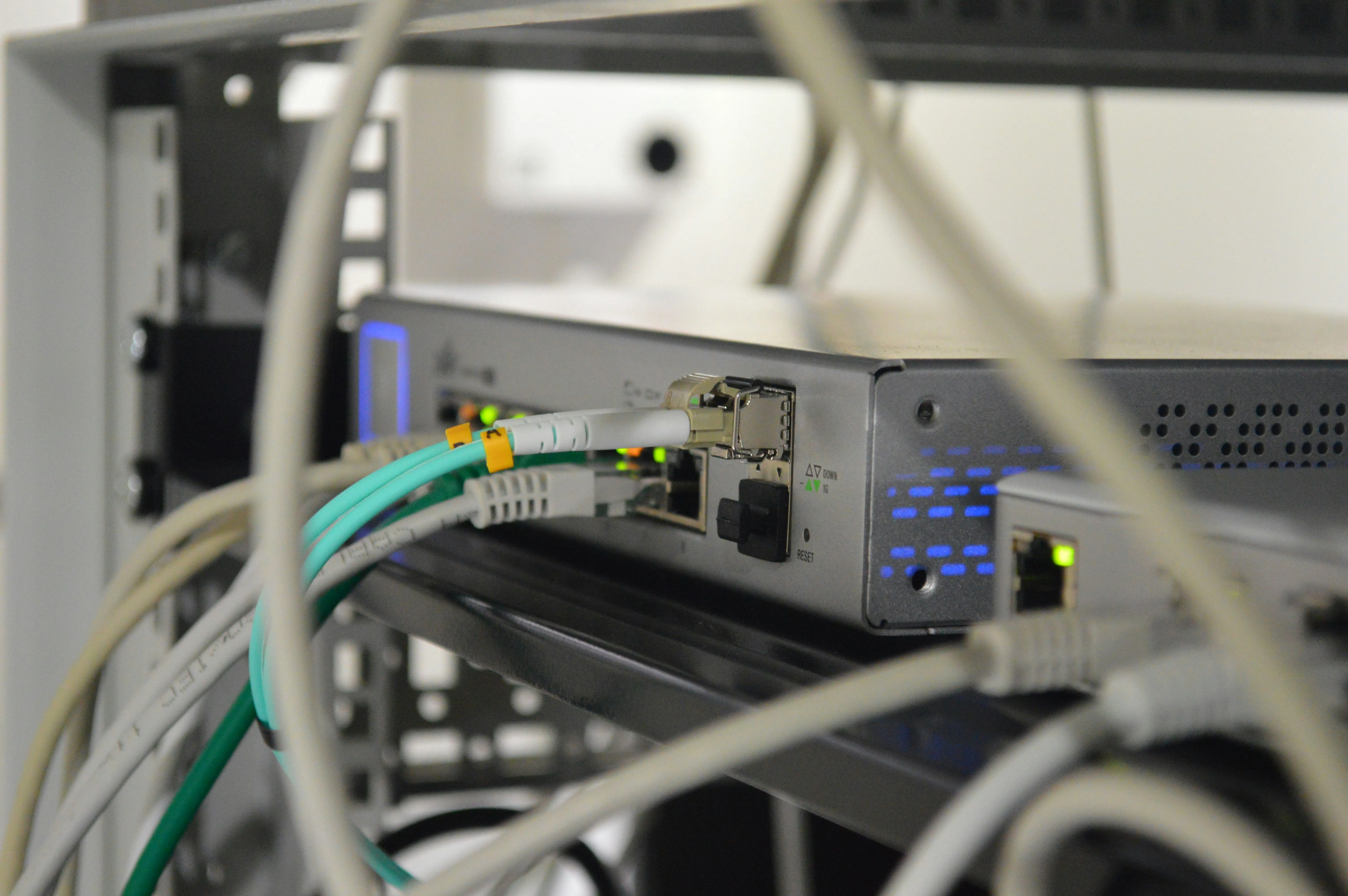 Bộ định tuyến mạng cao cấp (router) cho gia đình hoặc doanh nghiệp nhỏ