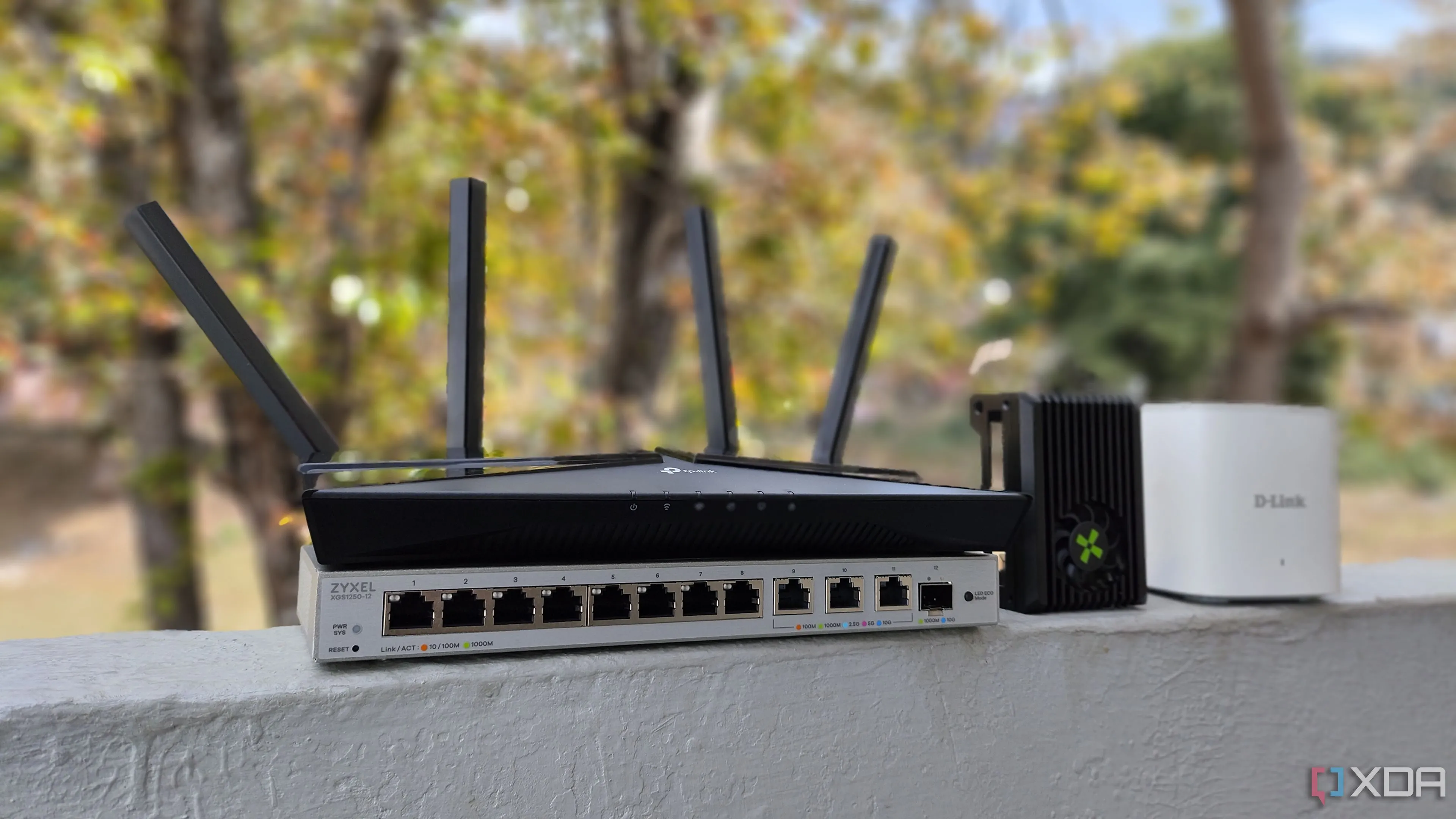Bộ định tuyến TP-Link, máy tính bo mạch đơn Radxa X4, bộ phát Wi-Fi D-Link và switch Zyxel cho hệ thống mạng gia đình