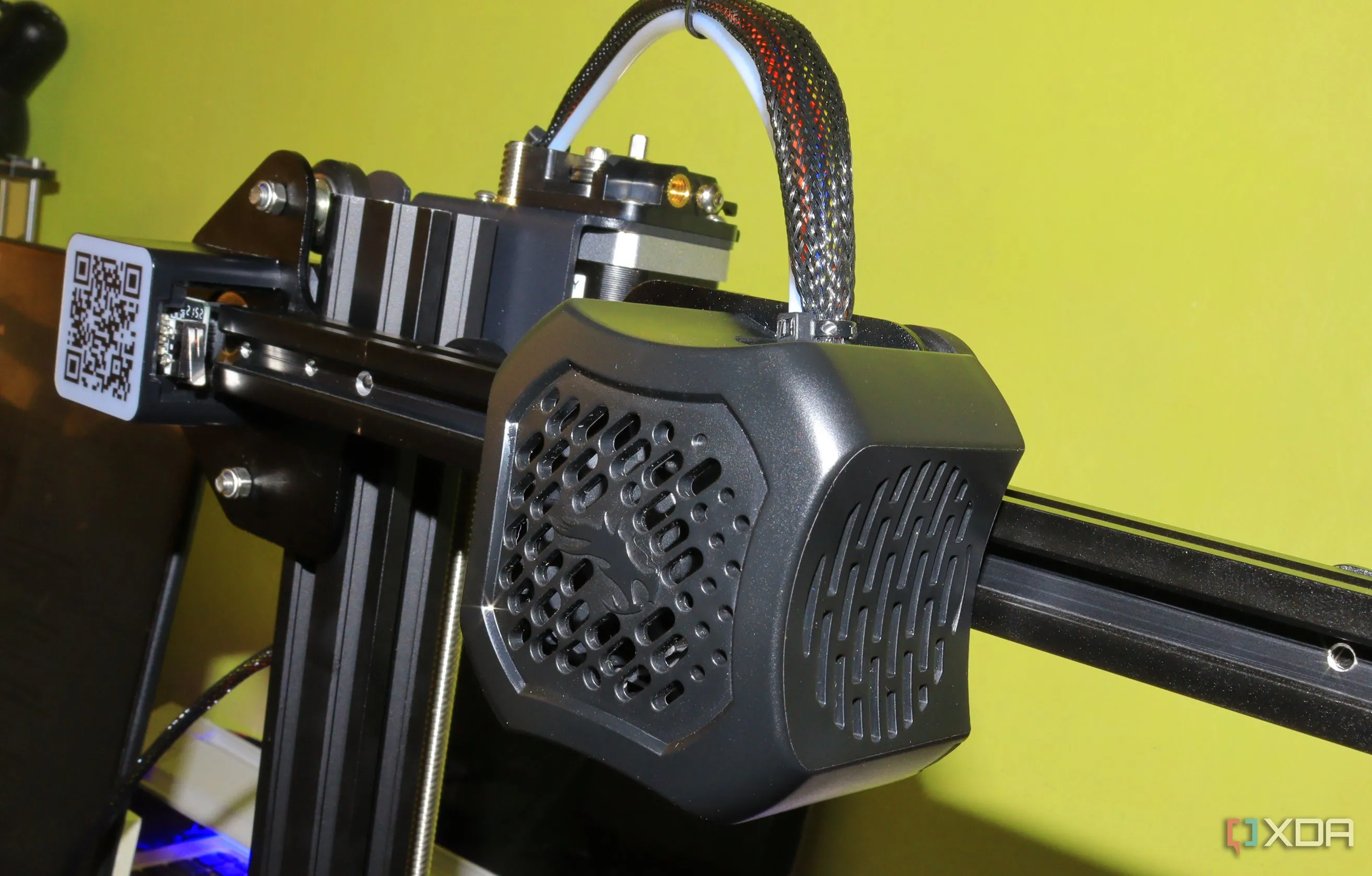 Bộ đùn (extruder) của máy in 3D Ender 3 V2, cho thấy các bộ phận cần nâng cấp để chịu nhiệt độ cao.