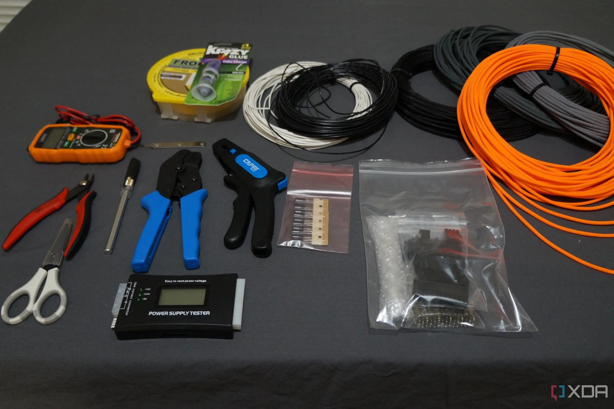 Bộ dụng cụ và vật tư bọc cáp (sleeving) chuyên dụng trên bàn làm việc, minh họa một trong những kỹ thuật tùy biến PC phổ biến để cải thiện thẩm mỹ và quản lý cáp.