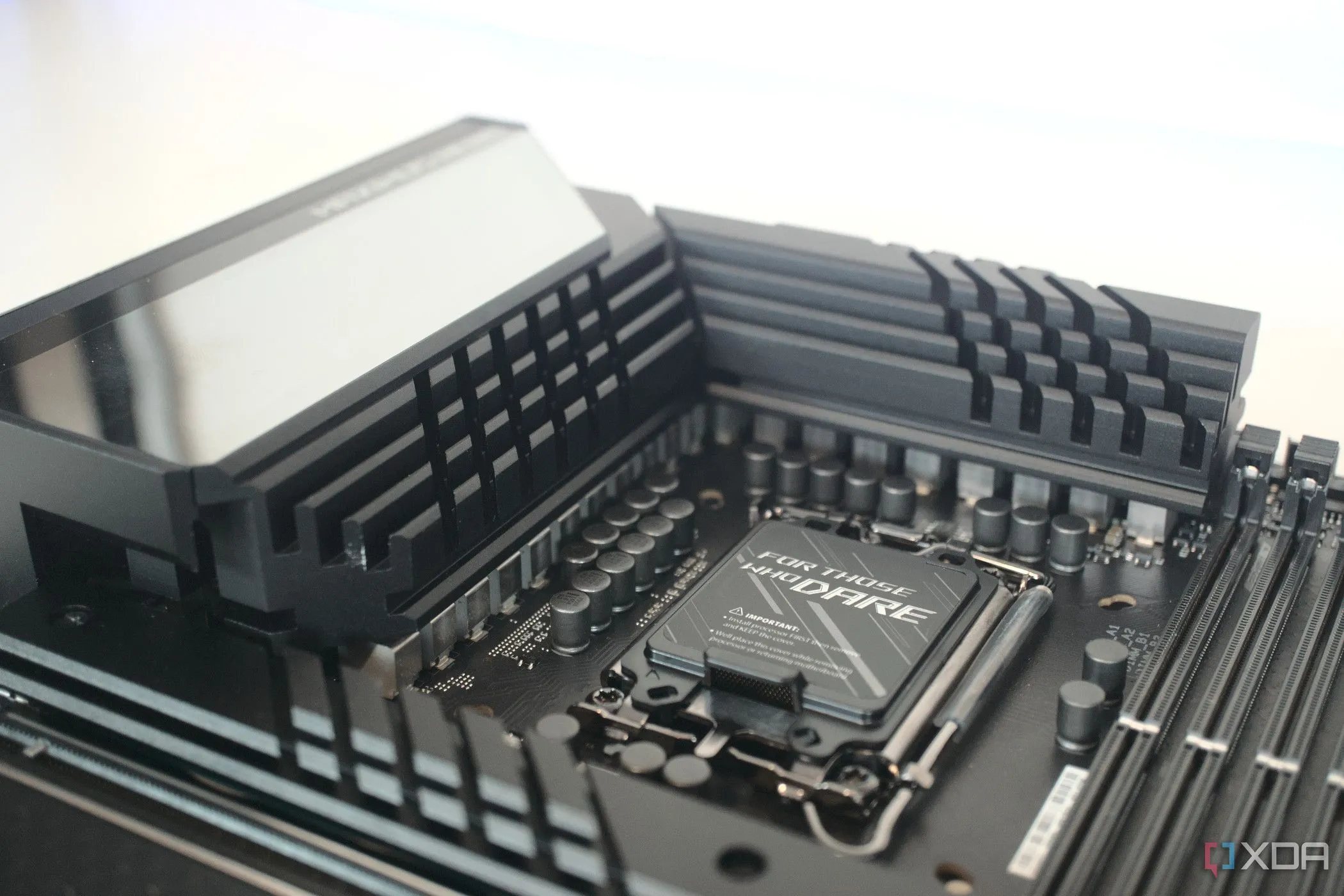 Bo mạch chủ ASUS ROG Maximus Z690 Hero với khu vực VRM và socket
