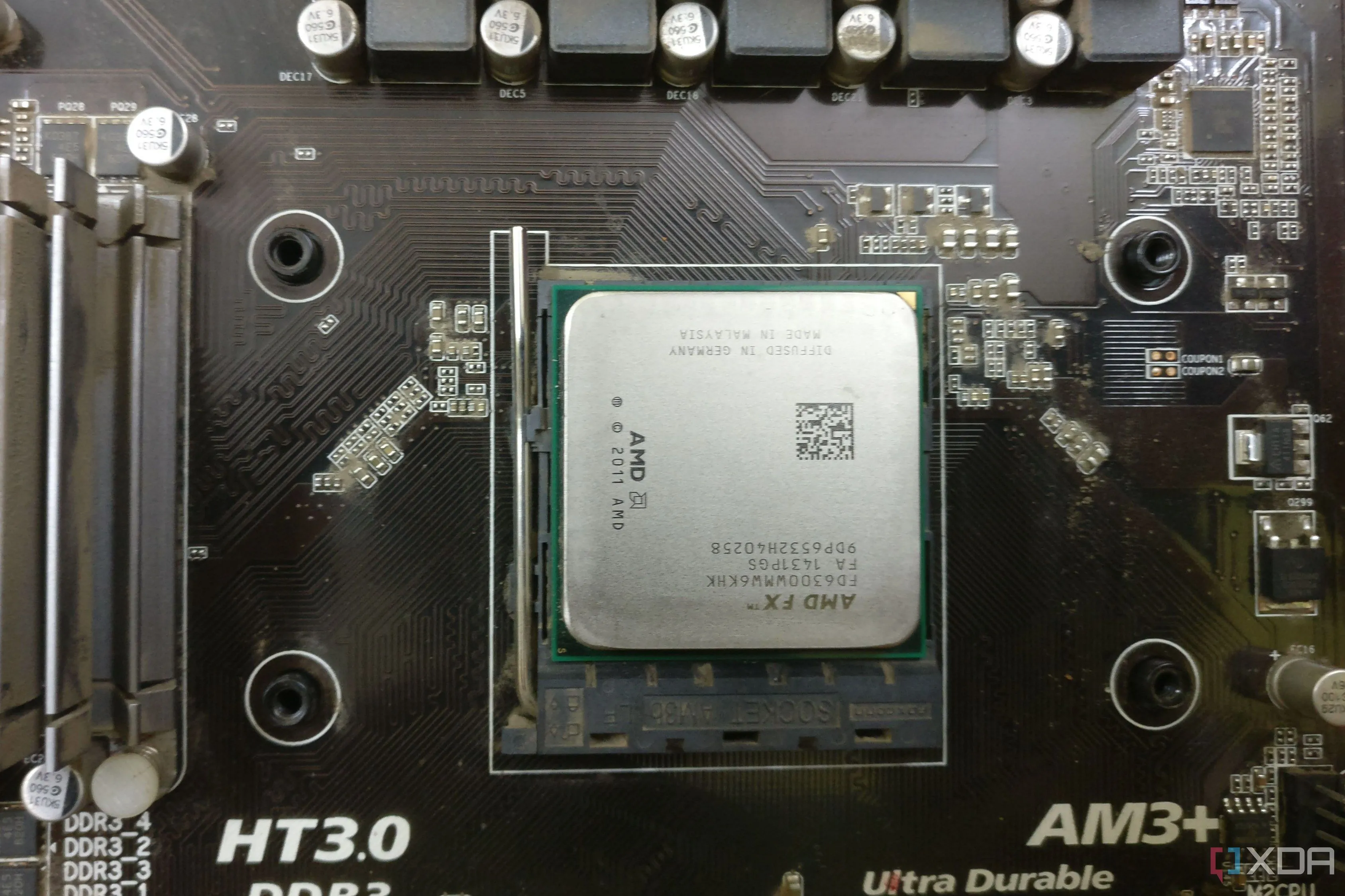 Bo mạch chủ Gigabyte AM3+ với CPU AMD FX-6300, đại diện cho kỷ nguyên AMD