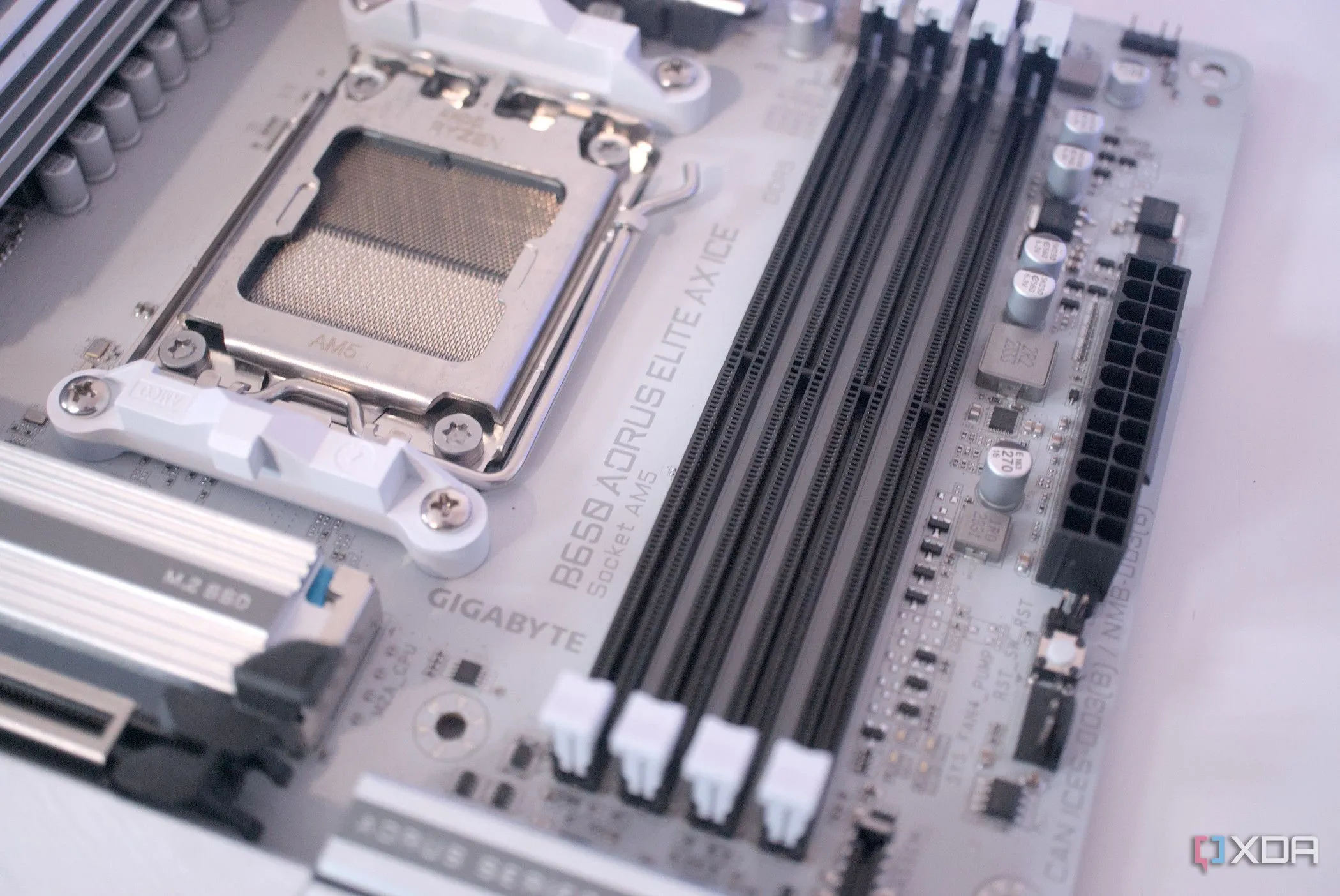 Bo mạch chủ Gigabyte B650 Aorus Elite AX Ice với các khe cắm RAM và khe cắm PCIe