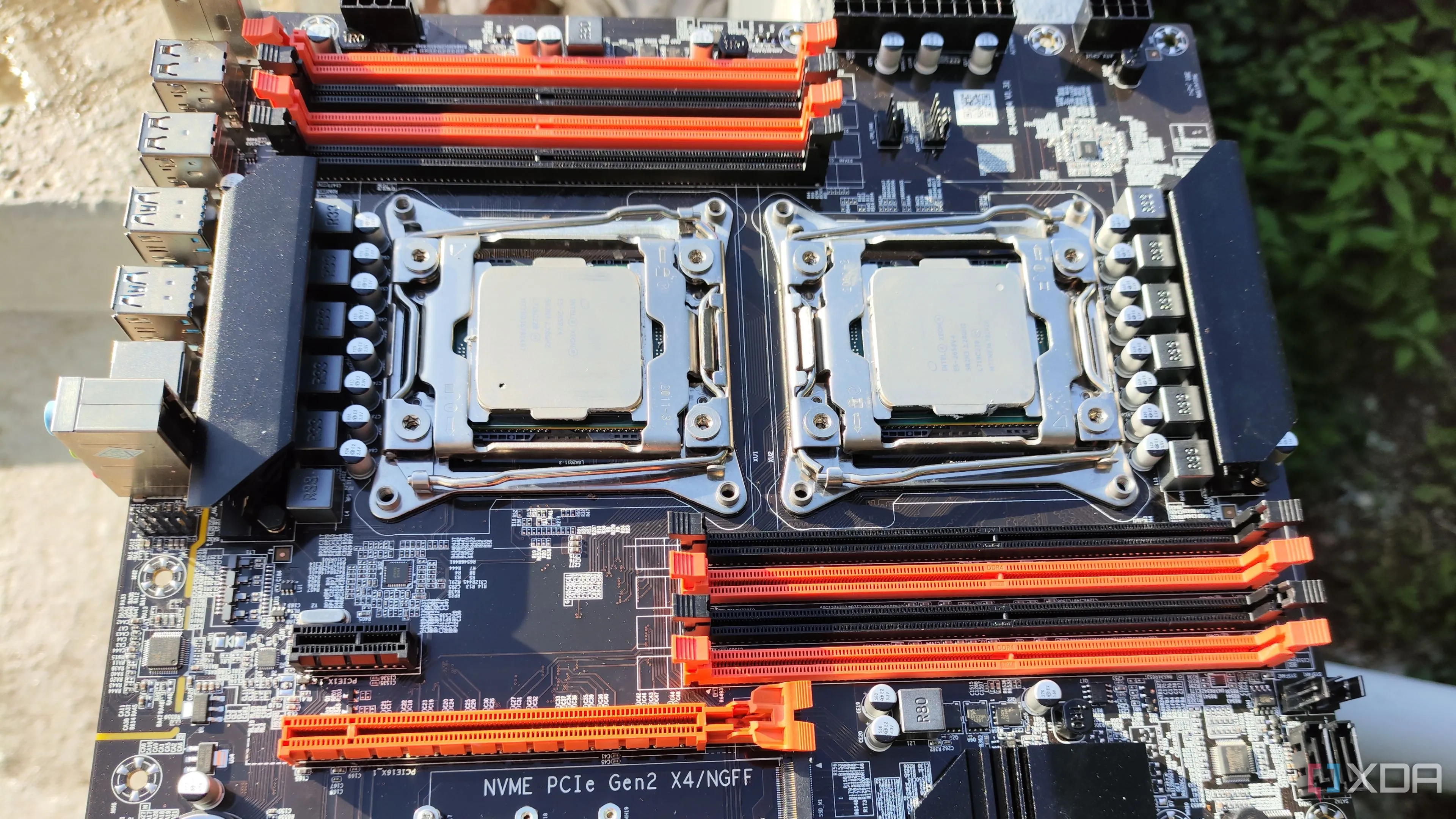 Bo mạch chủ X99 với hai bộ vi xử lý Intel Xeon và tám khe RAM, minh họa phần cứng máy chủ mạnh mẽ.