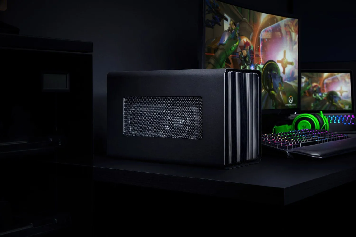 Bộ máy chơi game cao cấp với Razer Core X Chroma kết nối laptop, màn hình rời và phụ kiện