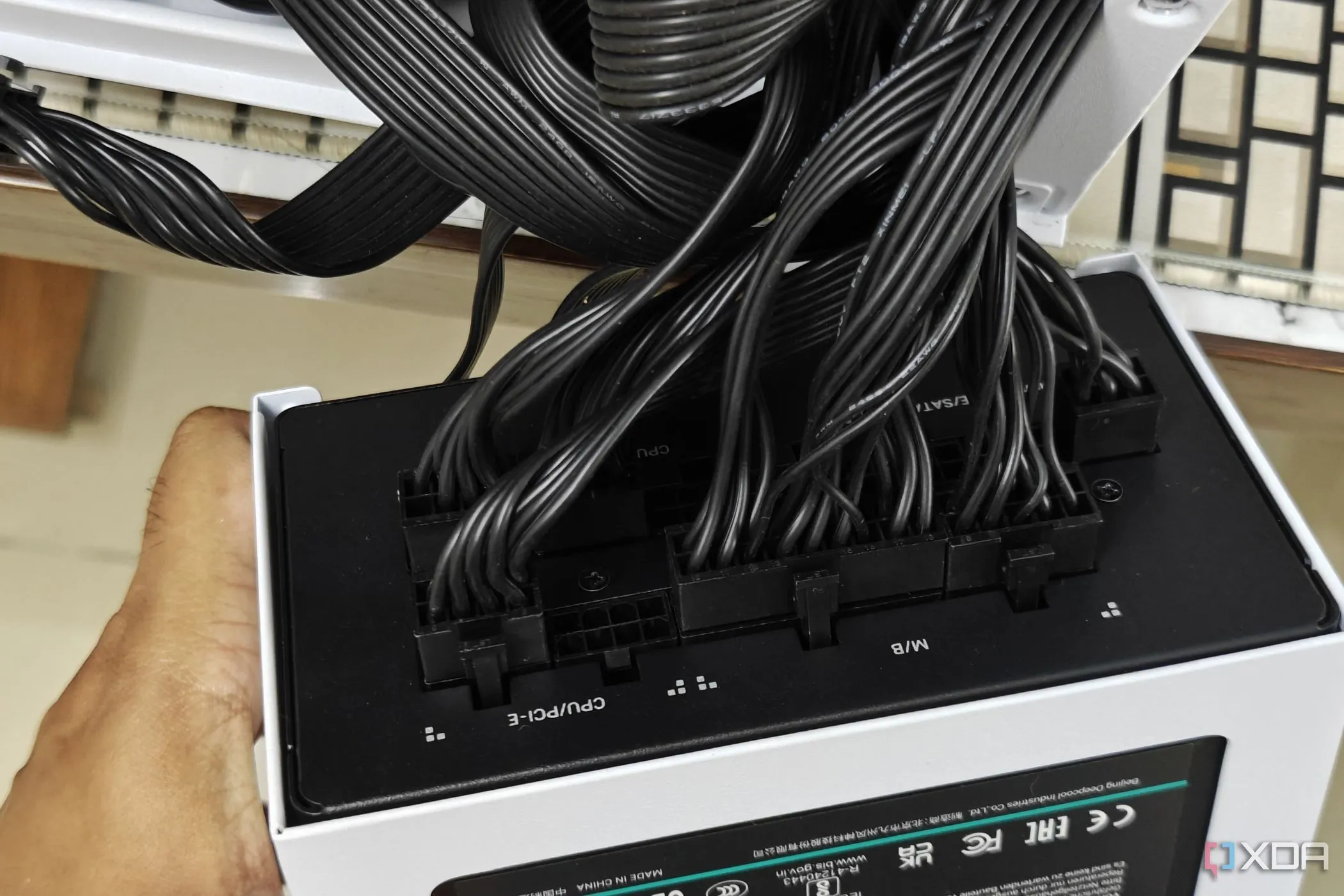 Bộ nguồn máy tính (PSU) với nhiều cáp nguồn được kết nối