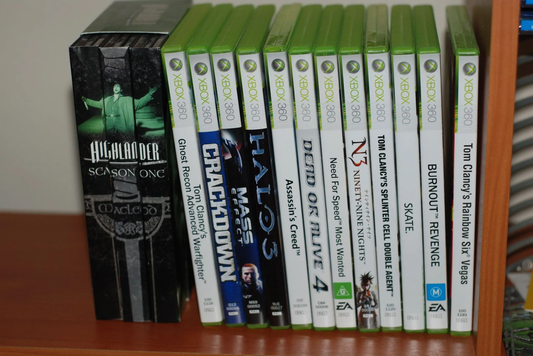 Bộ sưu tập các đĩa game Xbox 360, thể hiện kho tàng game console đa dạng mà người dùng có thể stream lên PC.