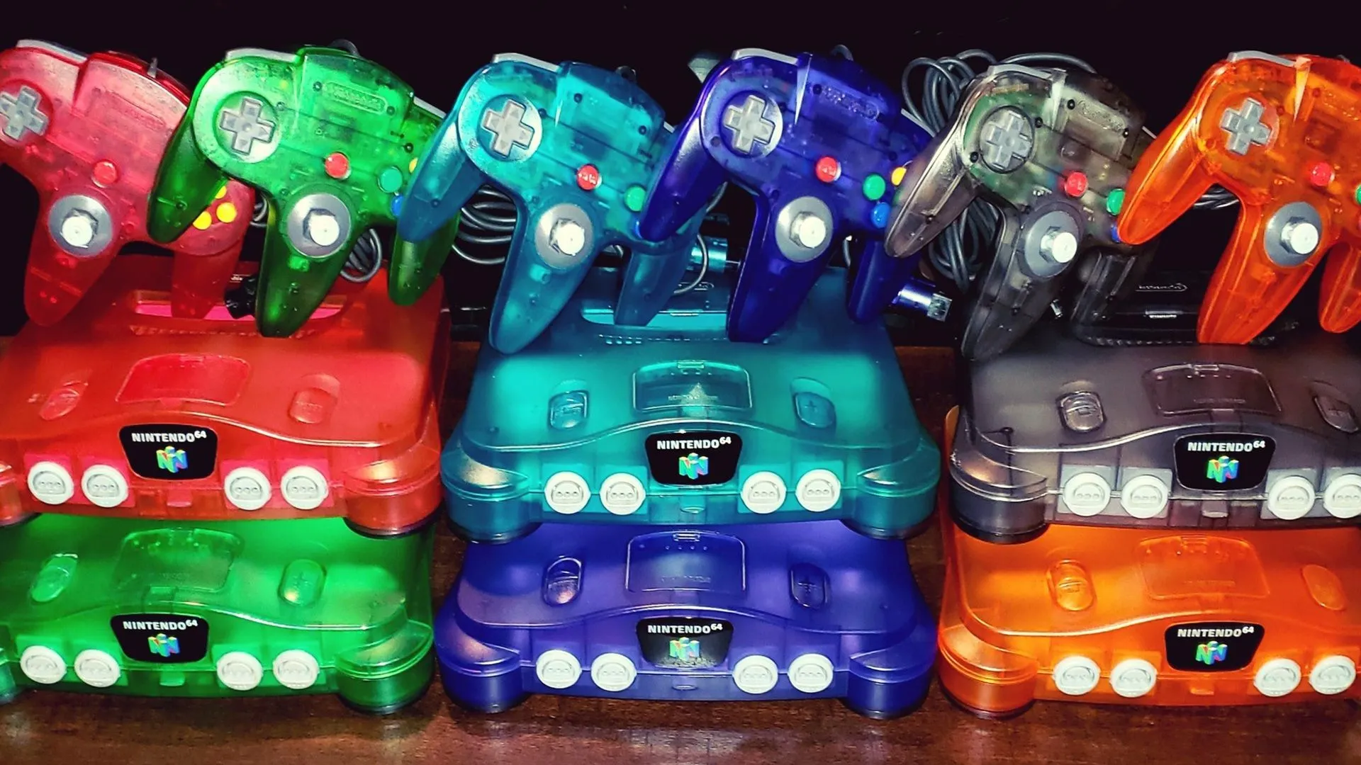 Bộ sưu tập các phiên bản máy chơi game Nintendo 64 với nhiều màu sắc và kiểu dáng khác nhau