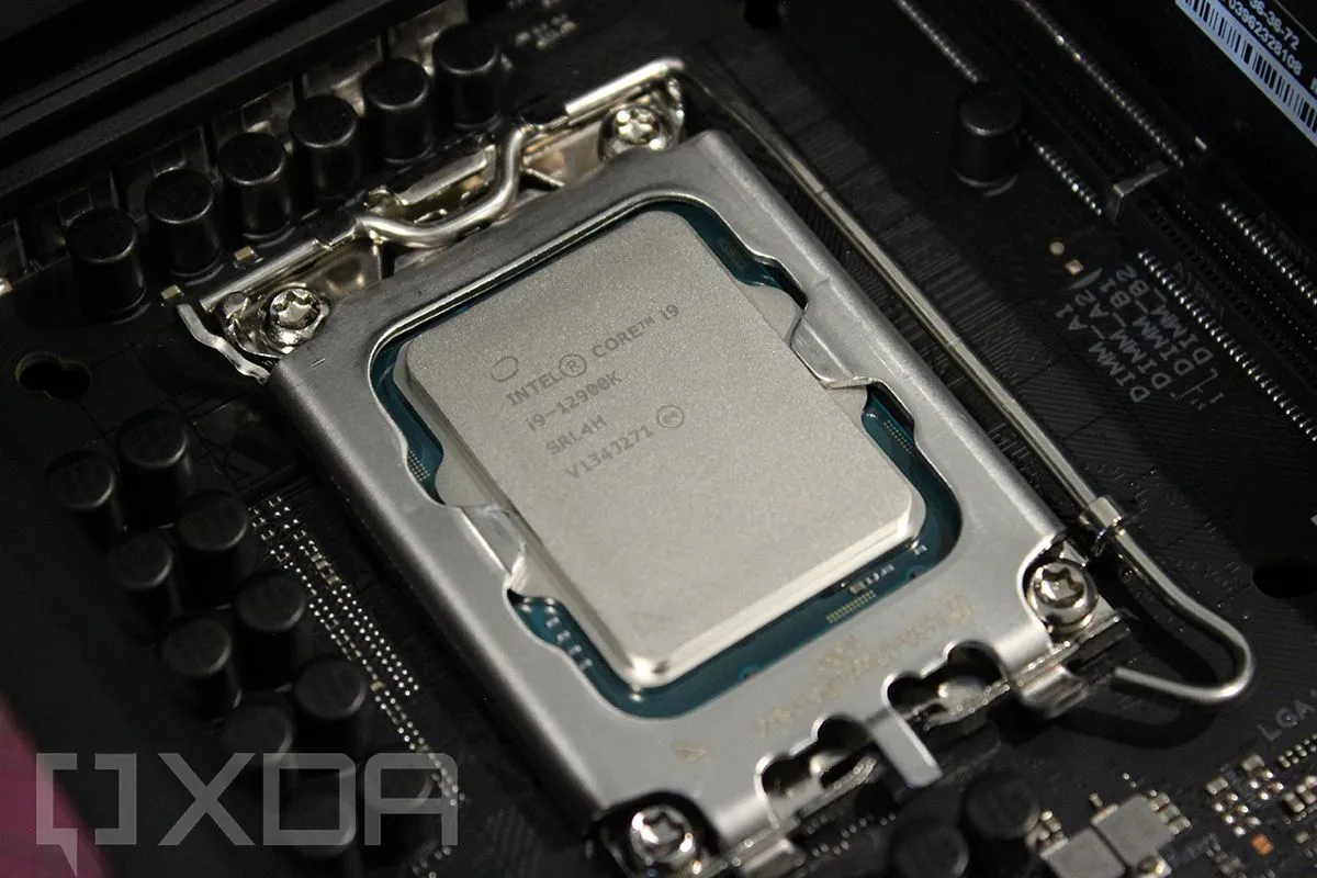 Bộ vi xử lý Intel Core i9-12900K gắn trên socket LGA 1700 của bo mạch chủ, minh họa khả năng tương thích.