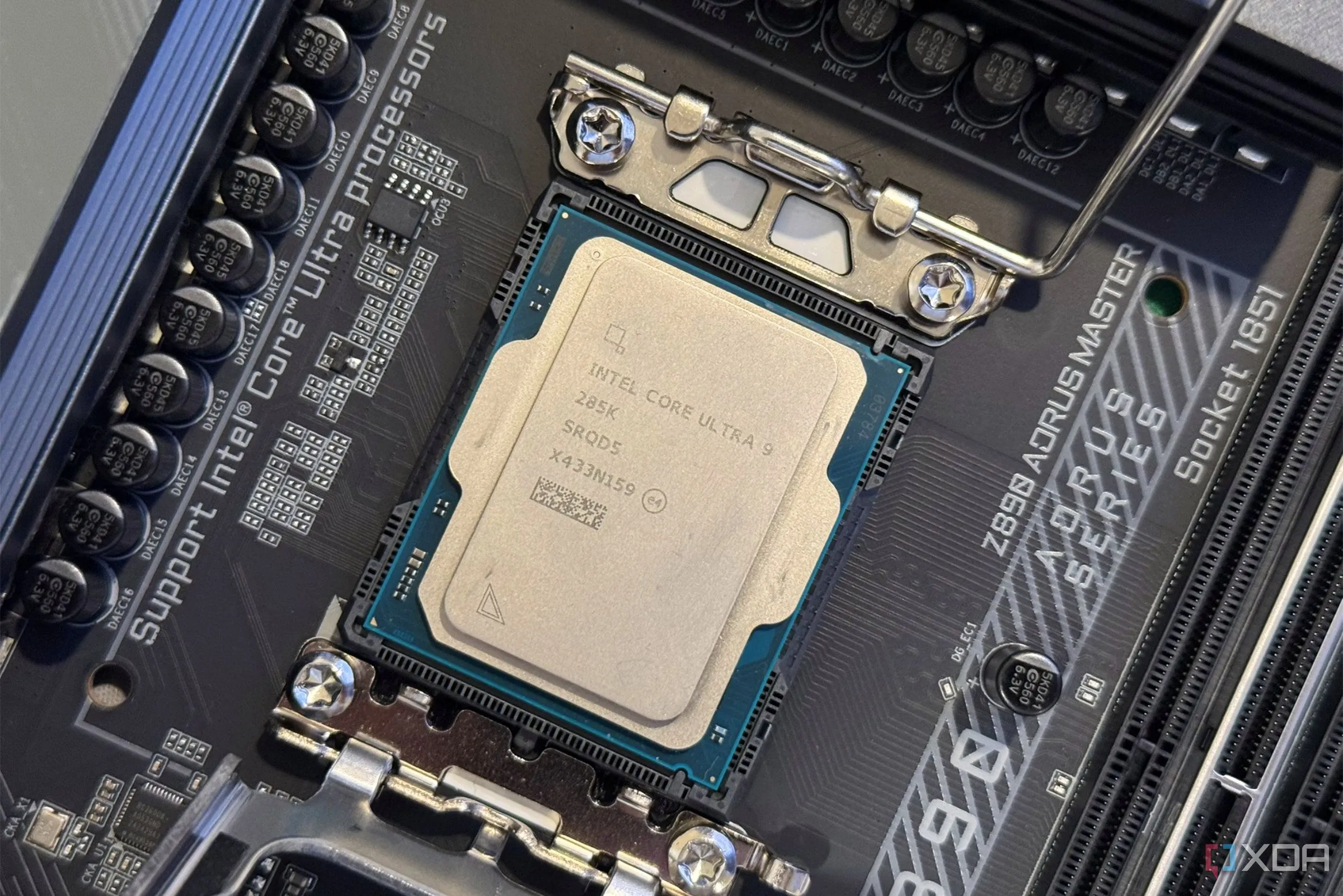 Bộ vi xử lý Intel Core Ultra 9 285K trên socket LGA 1851 với khóa giữ mở, minh họa kiến trúc CPU Arrow Lake