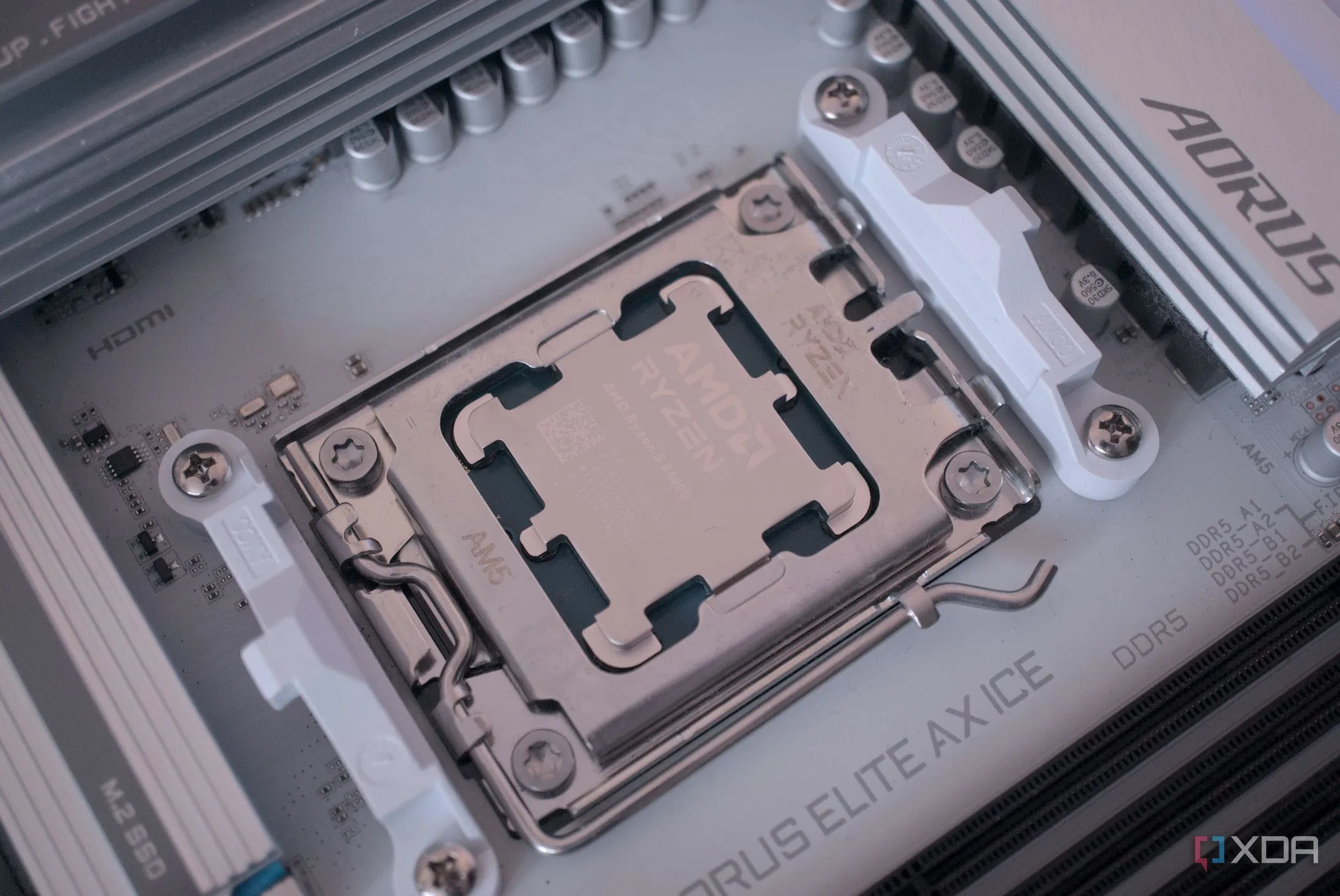Bộ xử lý AMD Ryzen 5 8600G đã được lắp đặt trên bo mạch chủ, biểu tượng cho việc lắp đặt CPU và tối ưu hiệu năng