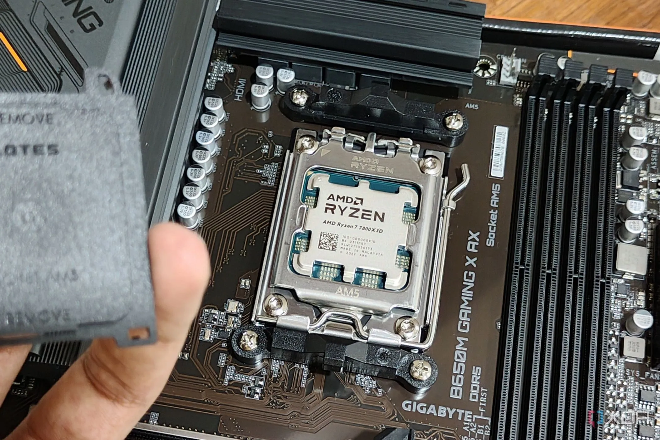 Bộ xử lý AMD Ryzen 7 7800X3D được lắp trên bo mạch chủ, minh họa tầm quan trọng của CPU đối với hiệu suất giải nén dữ liệu khi tải game Steam.