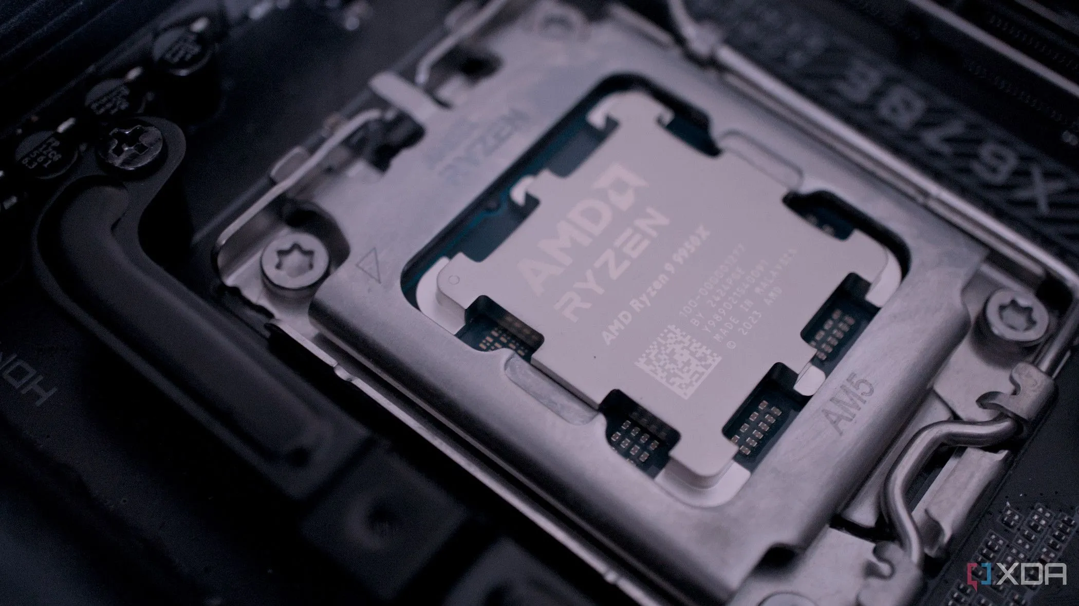 Bộ xử lý AMD Ryzen 9 9950X được gắn chặt, tượng trưng cho các linh kiện CPU an toàn khi undervolt