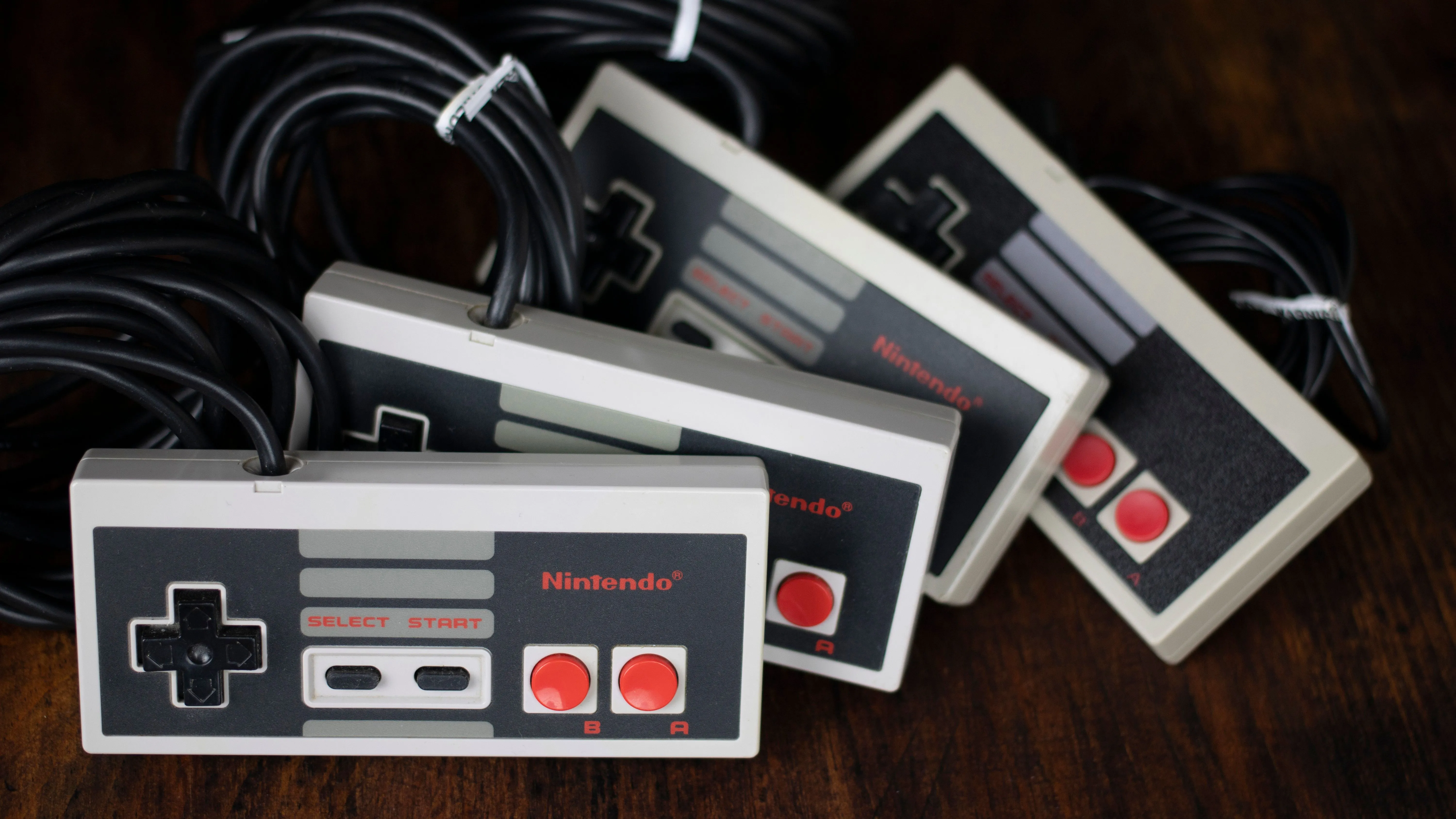 Bốn tay cầm NES cổ điển, biểu tượng của kỷ nguyên game thập niên 80 và 90