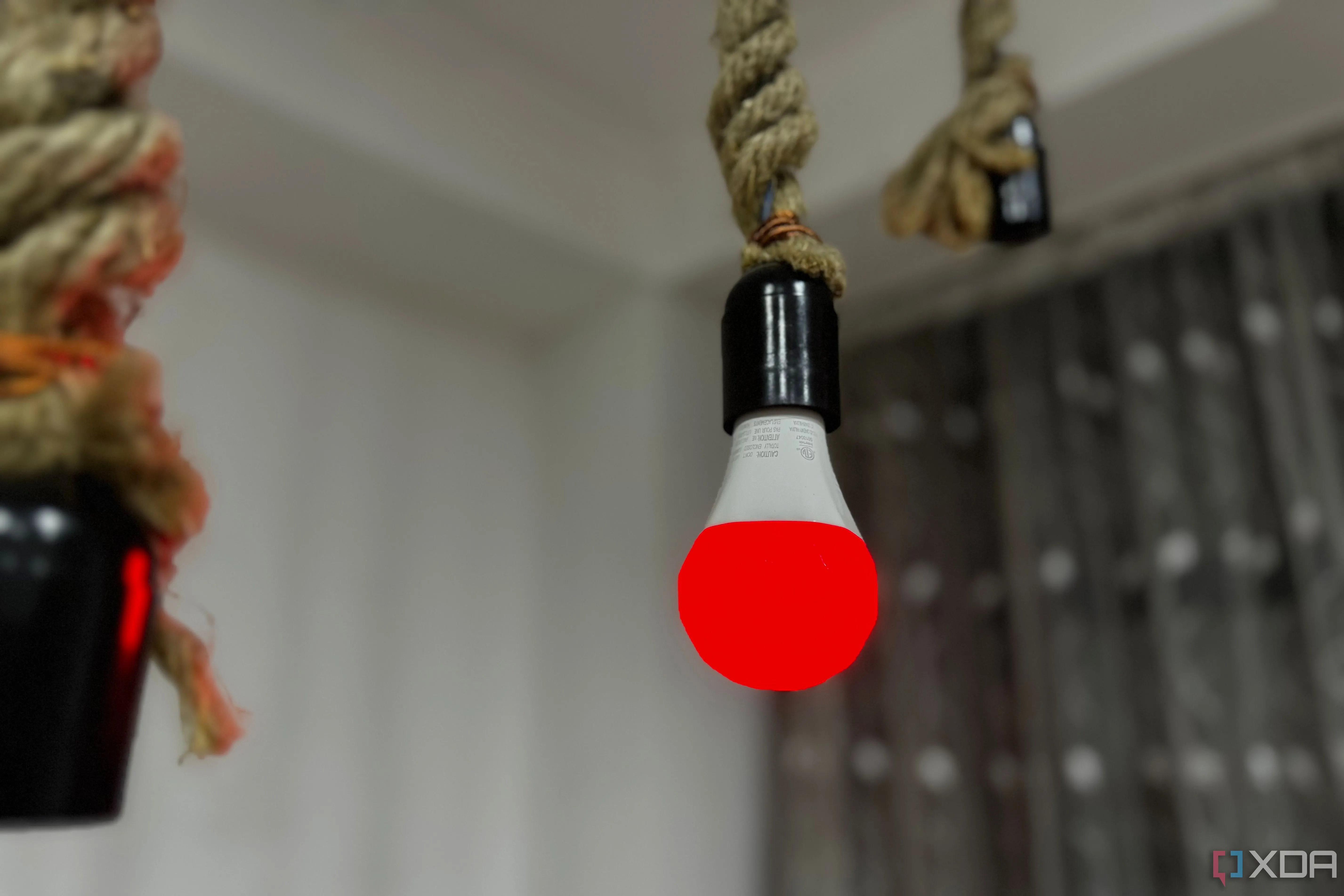 Bóng đèn thông minh Nanoleaf Essentials A19 màu đỏ, minh họa thiết bị IoT cần bảo mật