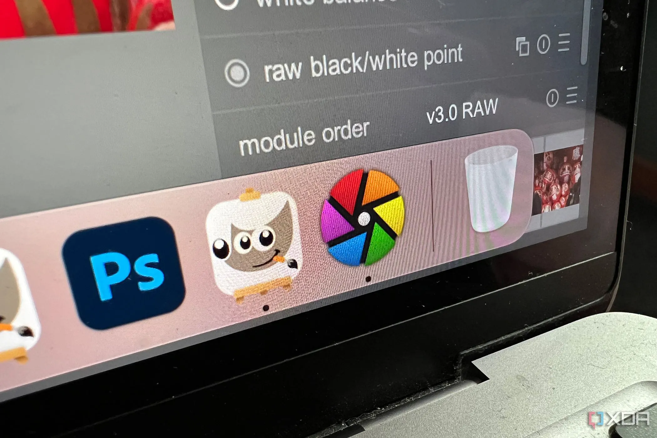 Các biểu tượng ứng dụng GIMP và Darktable trên màn hình MacBook