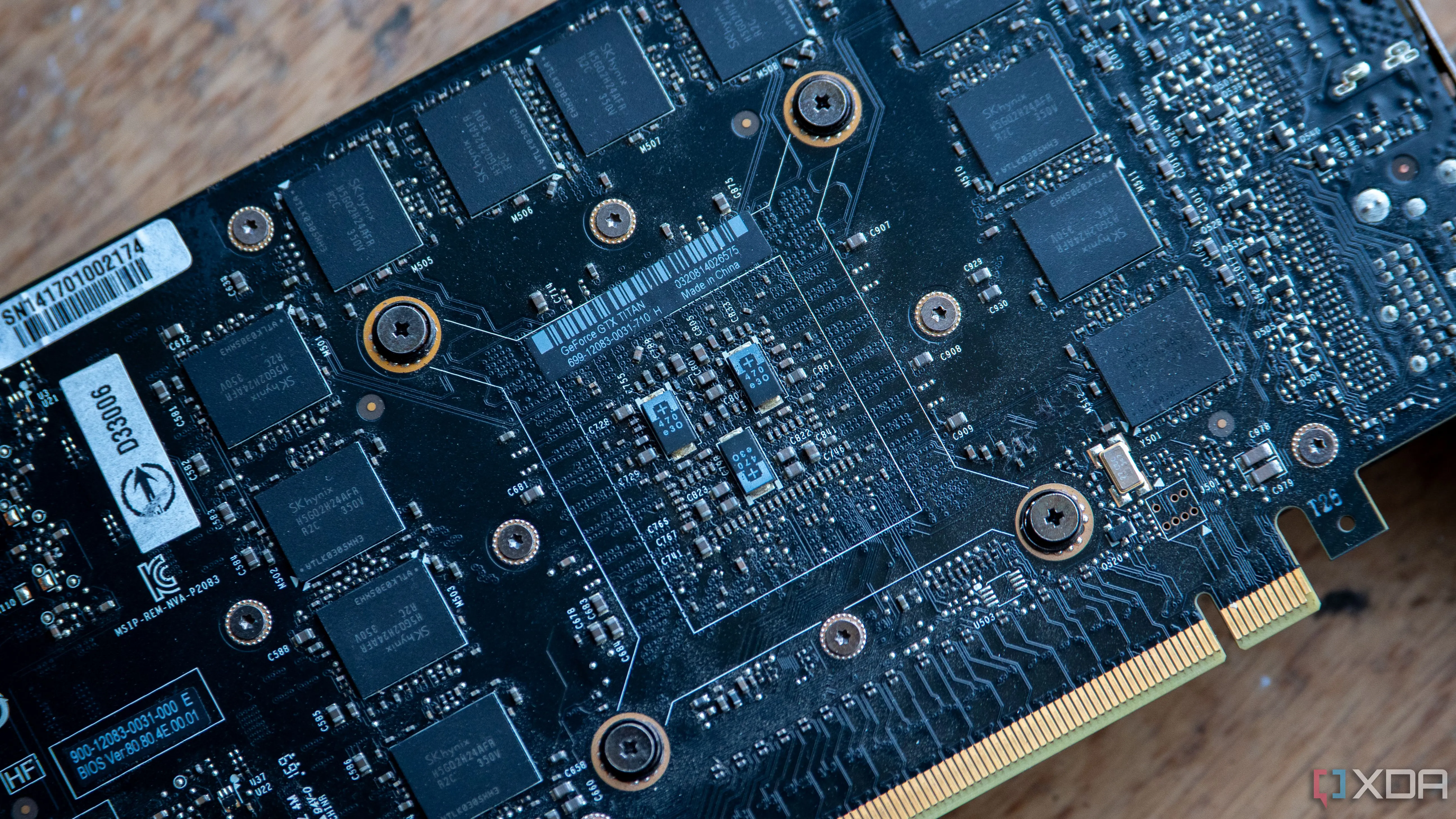Các chip bộ nhớ GDDR5 ở mặt sau của card đồ họa NVIDIA GeForce GTX Titan đời đầu