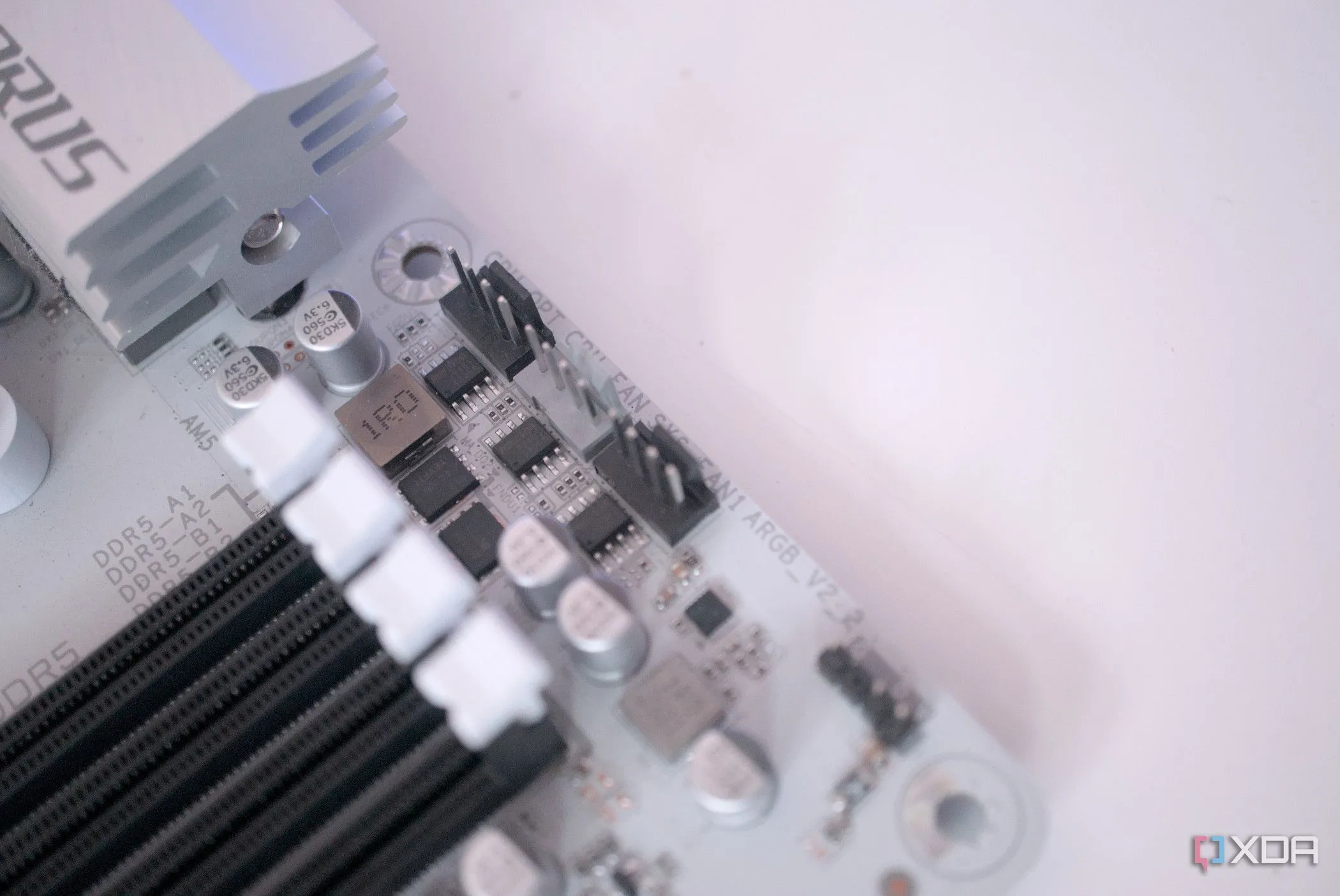 Các đầu cắm quạt và ARGB trên mainboard Gigabyte B650 Aorus Elite AX Ice