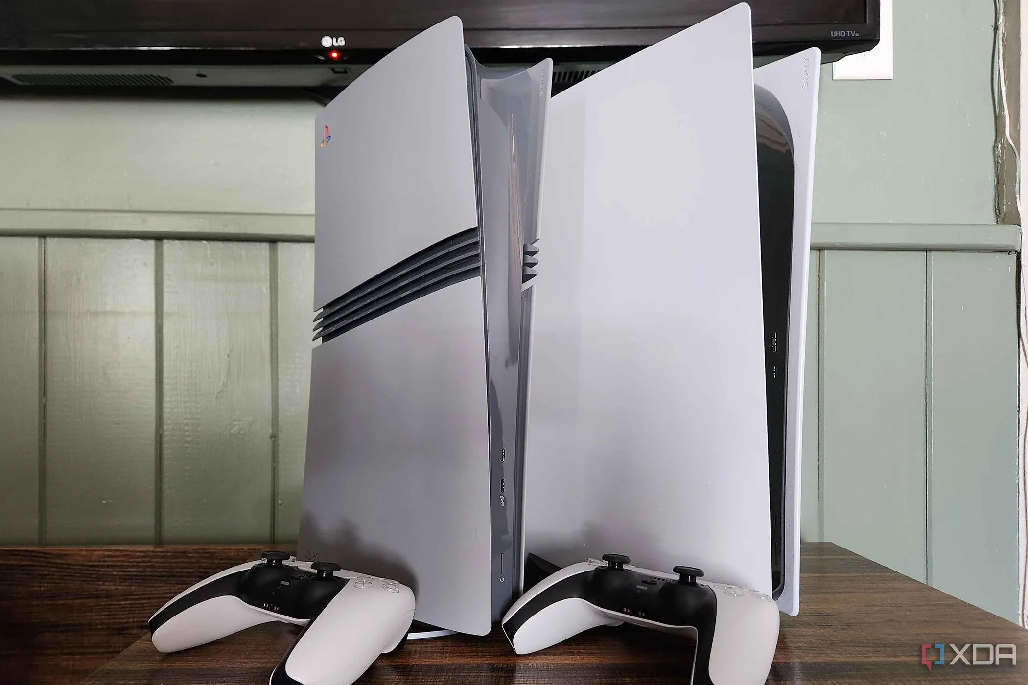Các máy chơi game PlayStation 5 và tay cầm, biểu tượng của sự tiện lợi và tối ưu chi phí so với PC gaming
