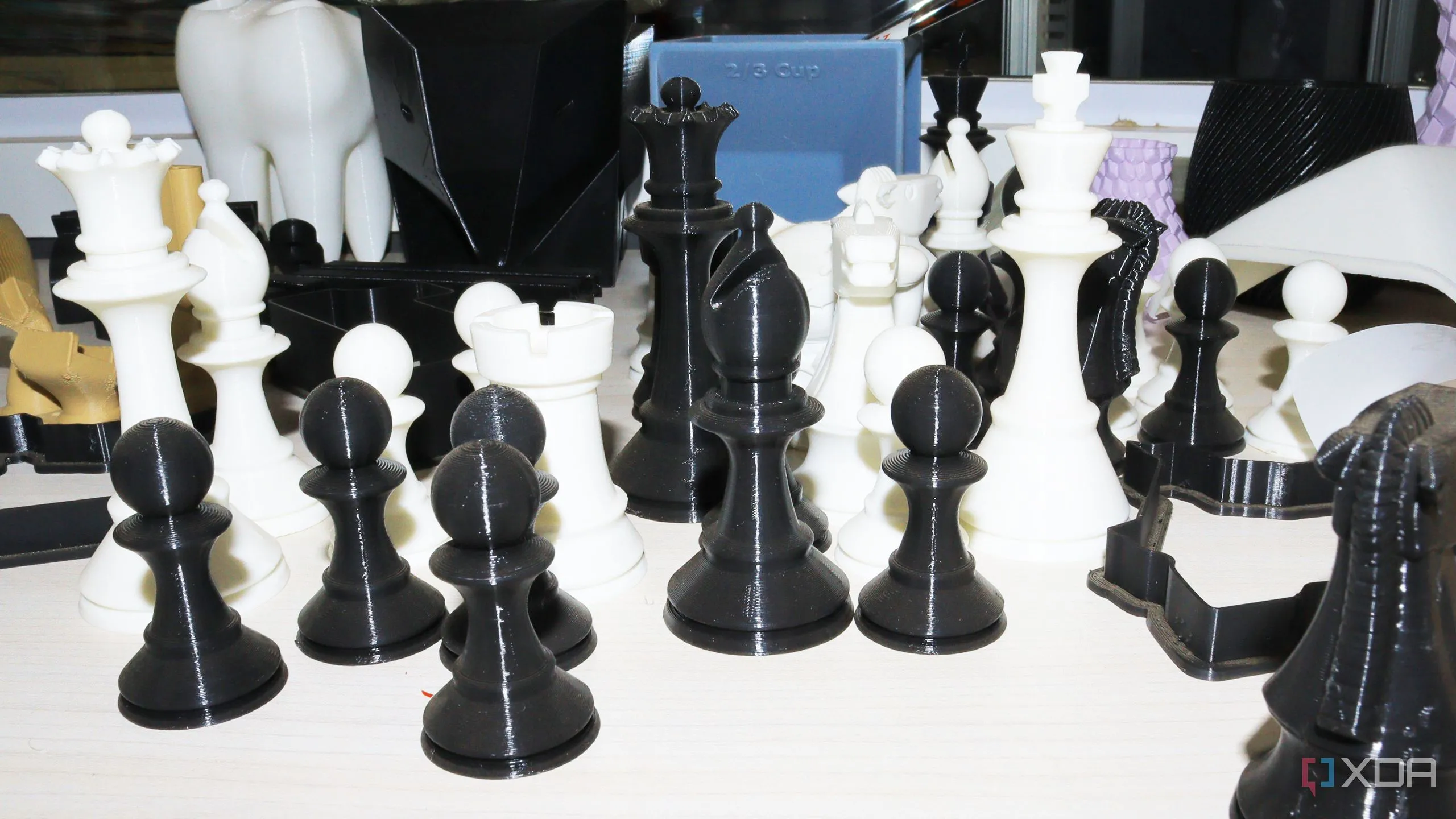 Các mô hình in 3D đã hoàn thành trên bàn, minh họa kết quả của quá trình in hiệu quả.
