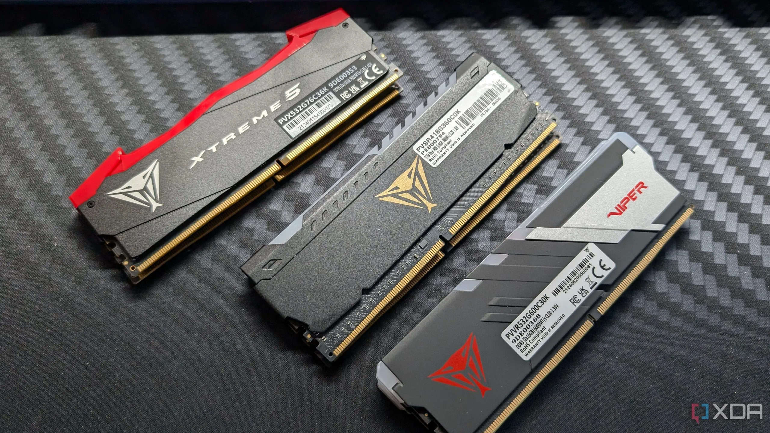 Các module bộ nhớ DDR4 và DDR5 của Patriot trên bàn làm việc