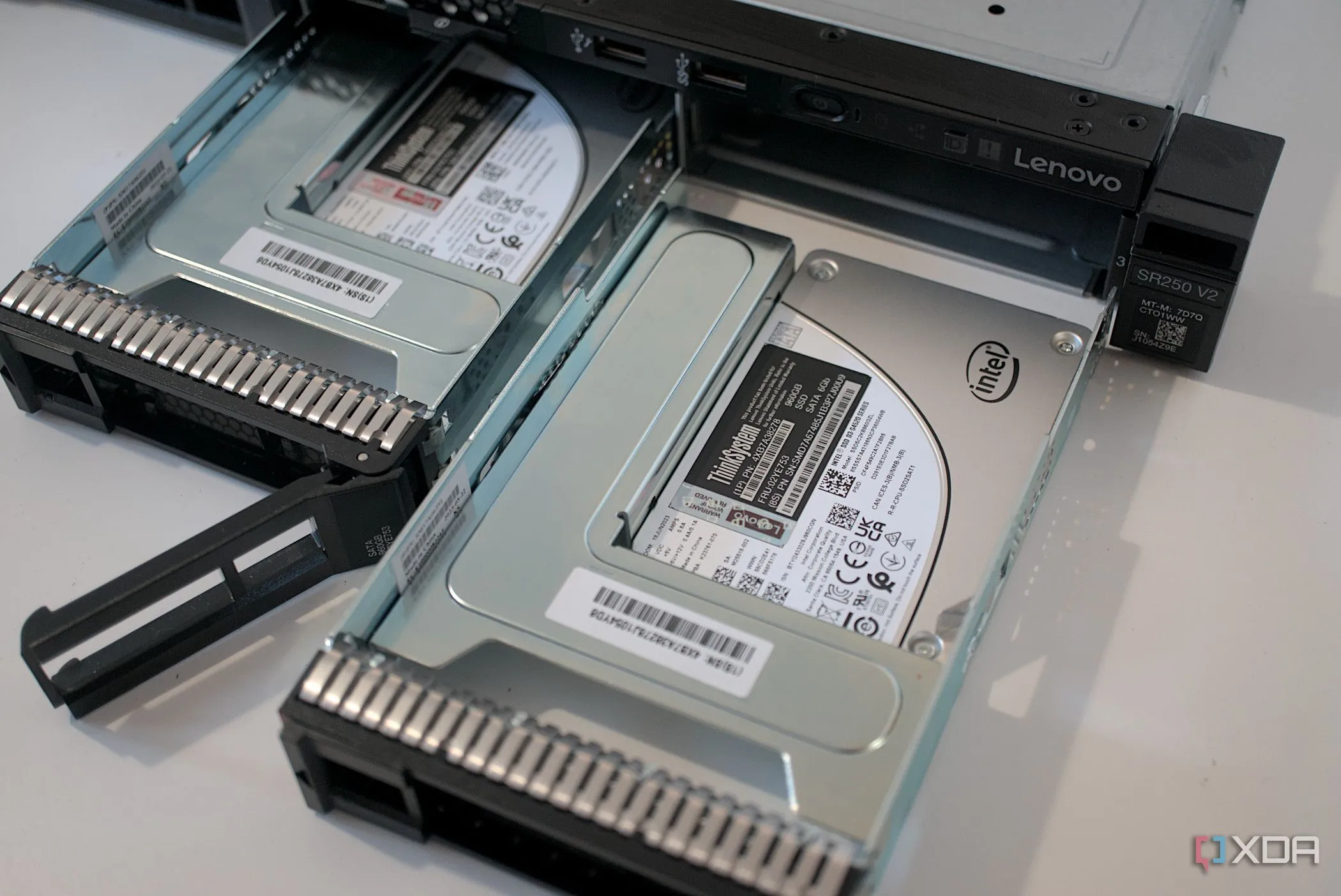 Các ổ đĩa được lắp đặt bên trong máy chủ Lenovo ThinkSystem SR250 V2, thể hiện cấu hình lưu trữ chuyên nghiệp có hoặc không cần RAID tùy theo nhu cầu