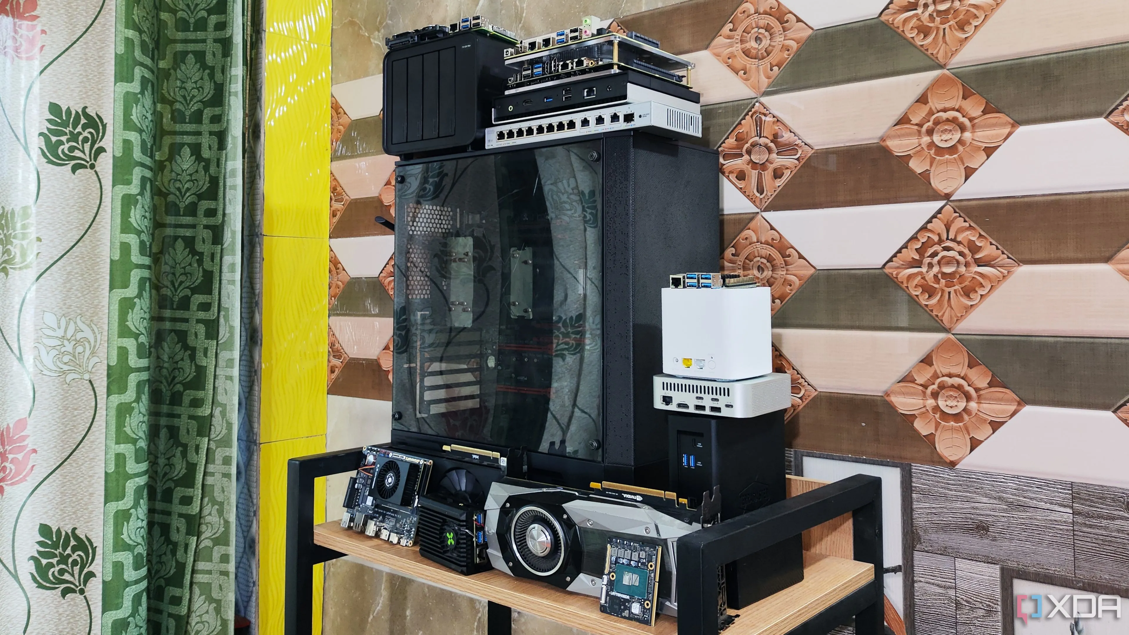 Các thiết bị phần cứng đa dạng thường được sử dụng trong môi trường home lab, từ máy chủ mini đến PC cấu hình cao