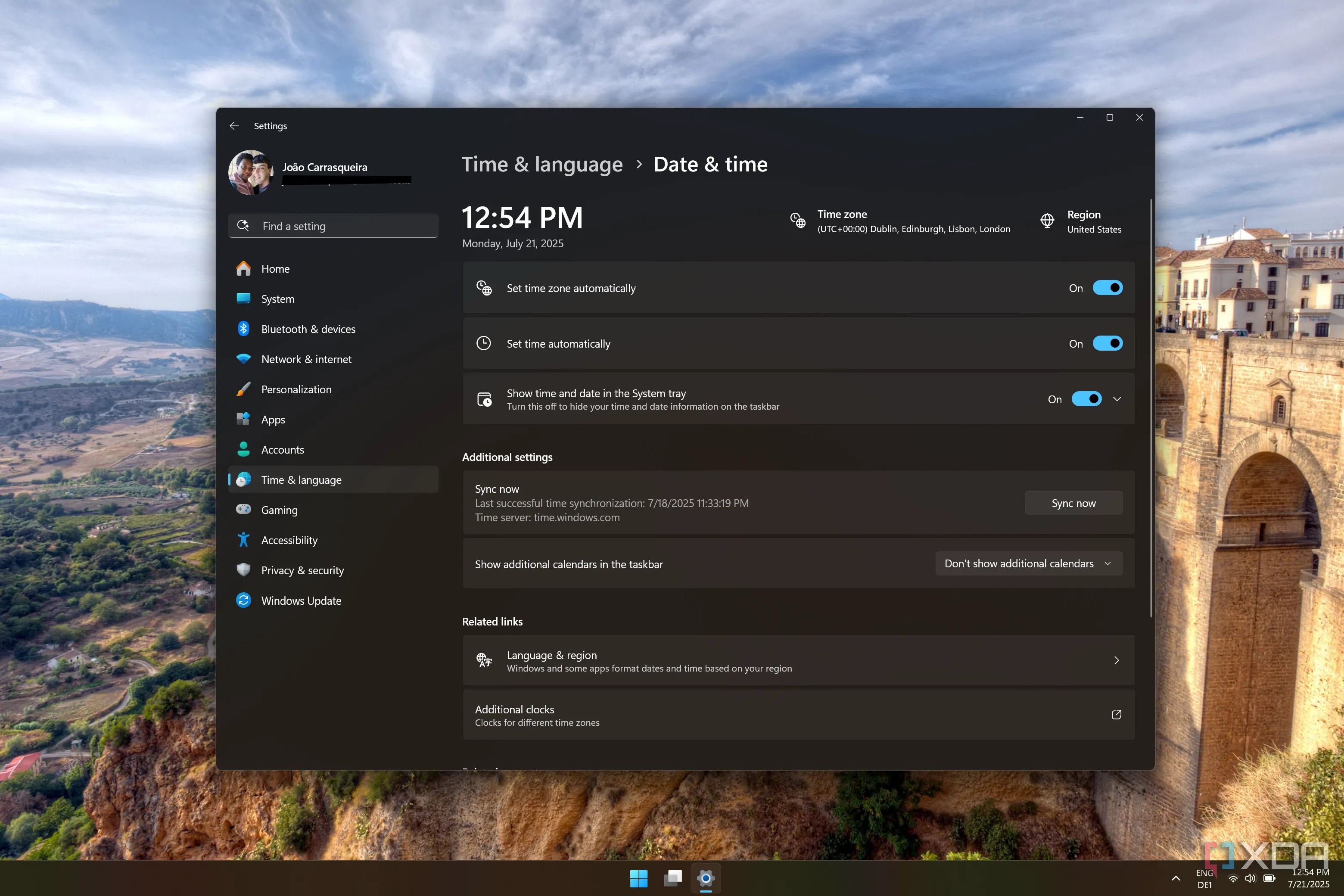 Cài đặt Ngày và giờ trên Windows 11, với tùy chọn &quot;Đặt múi giờ tự động&quot; đã được bật để hệ thống tự động điều chỉnh theo vị trí.