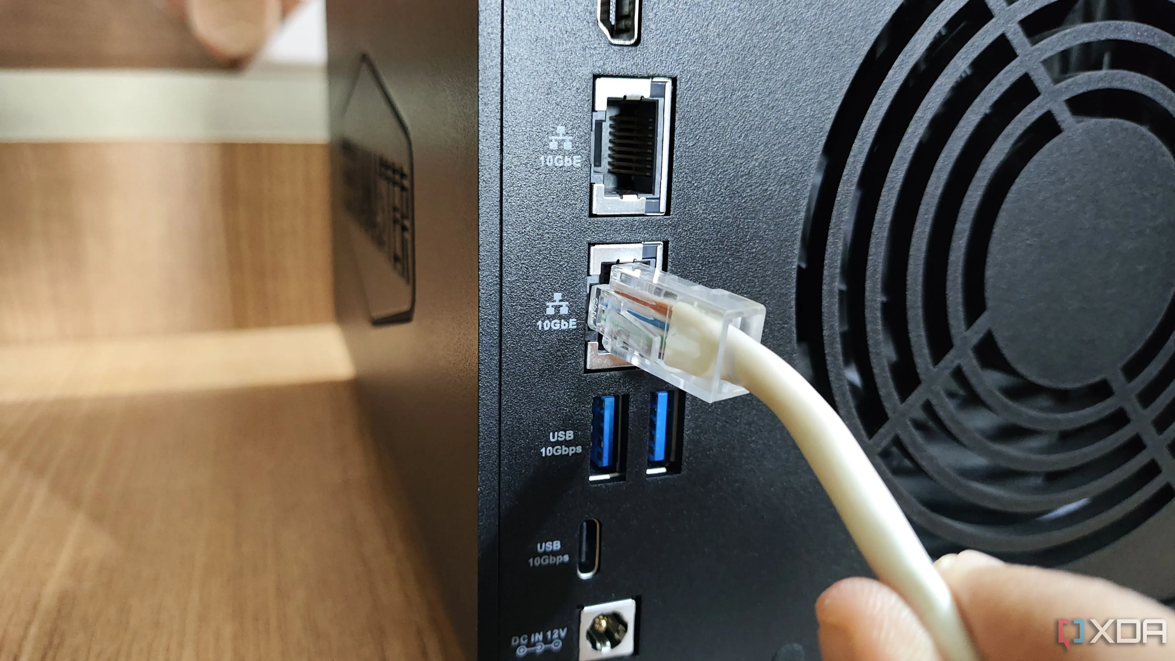Cắm cáp Ethernet vào cổng LAN tốc độ cao, minh họa kết nối mạng 10GbE, một tính năng thường không cần thiết cho nhu cầu chơi game thông thường.